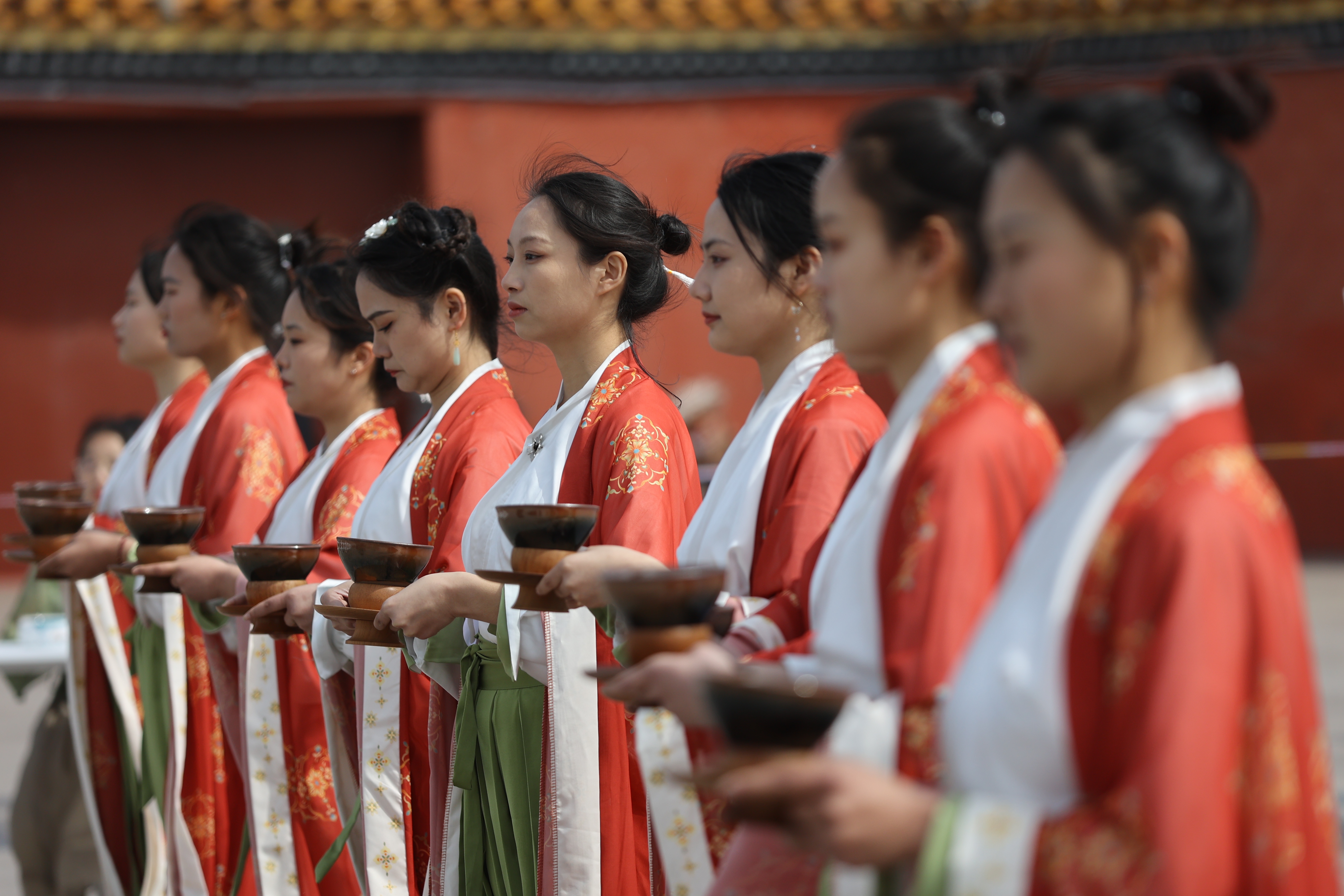 4月6日，2023中国（开封）清明文化节非遗宋代茶艺展演及大宋北苑贡茶品鉴活动在龙亭公园午朝门广场举行。全媒体记者 袁洋 摄 