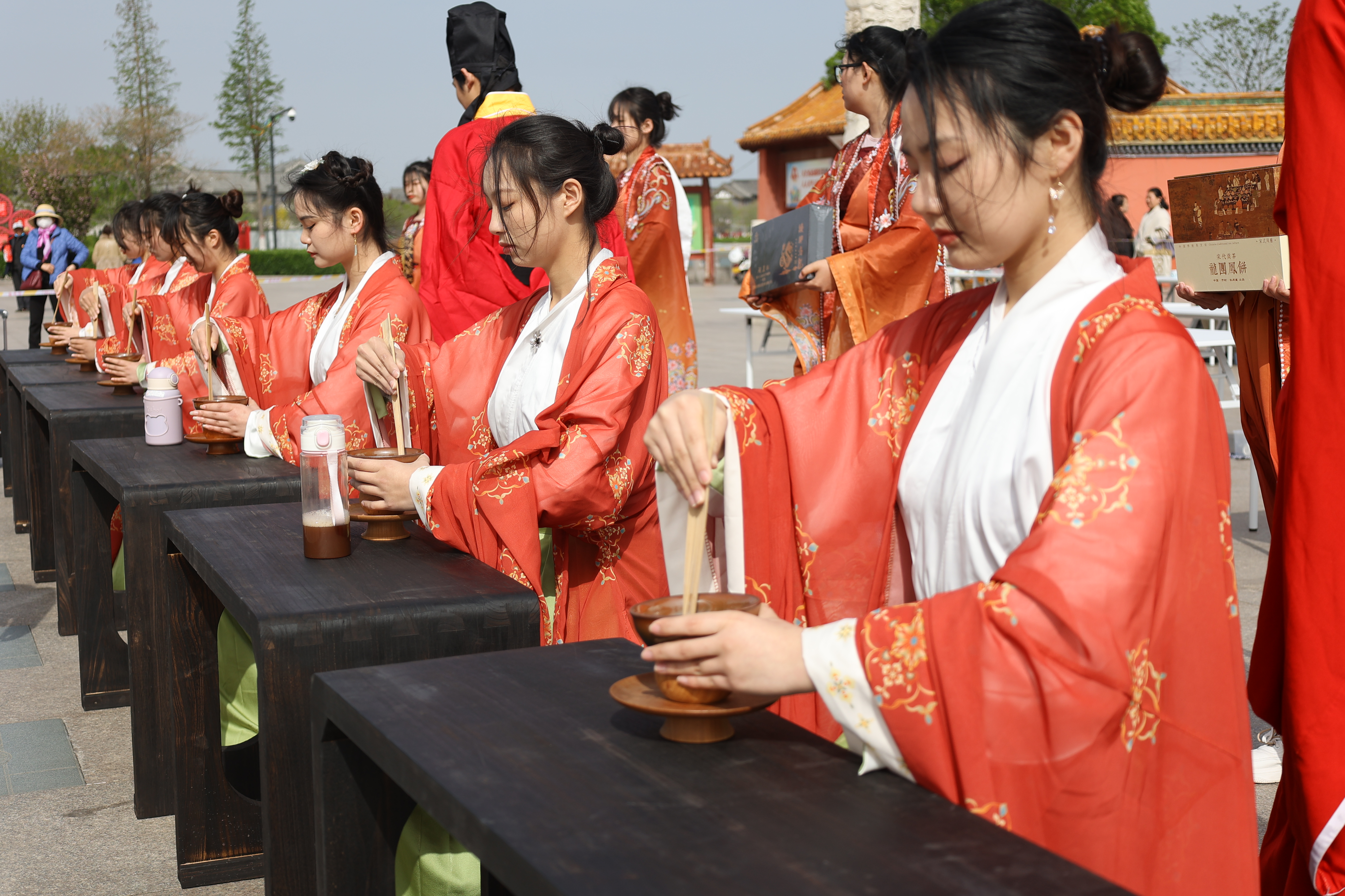 4月6日，2023中国（开封）清明文化节非遗宋代茶艺展演及大宋北苑贡茶品鉴活动在龙亭公园午朝门广场举行。全媒体记者 袁洋 摄 
