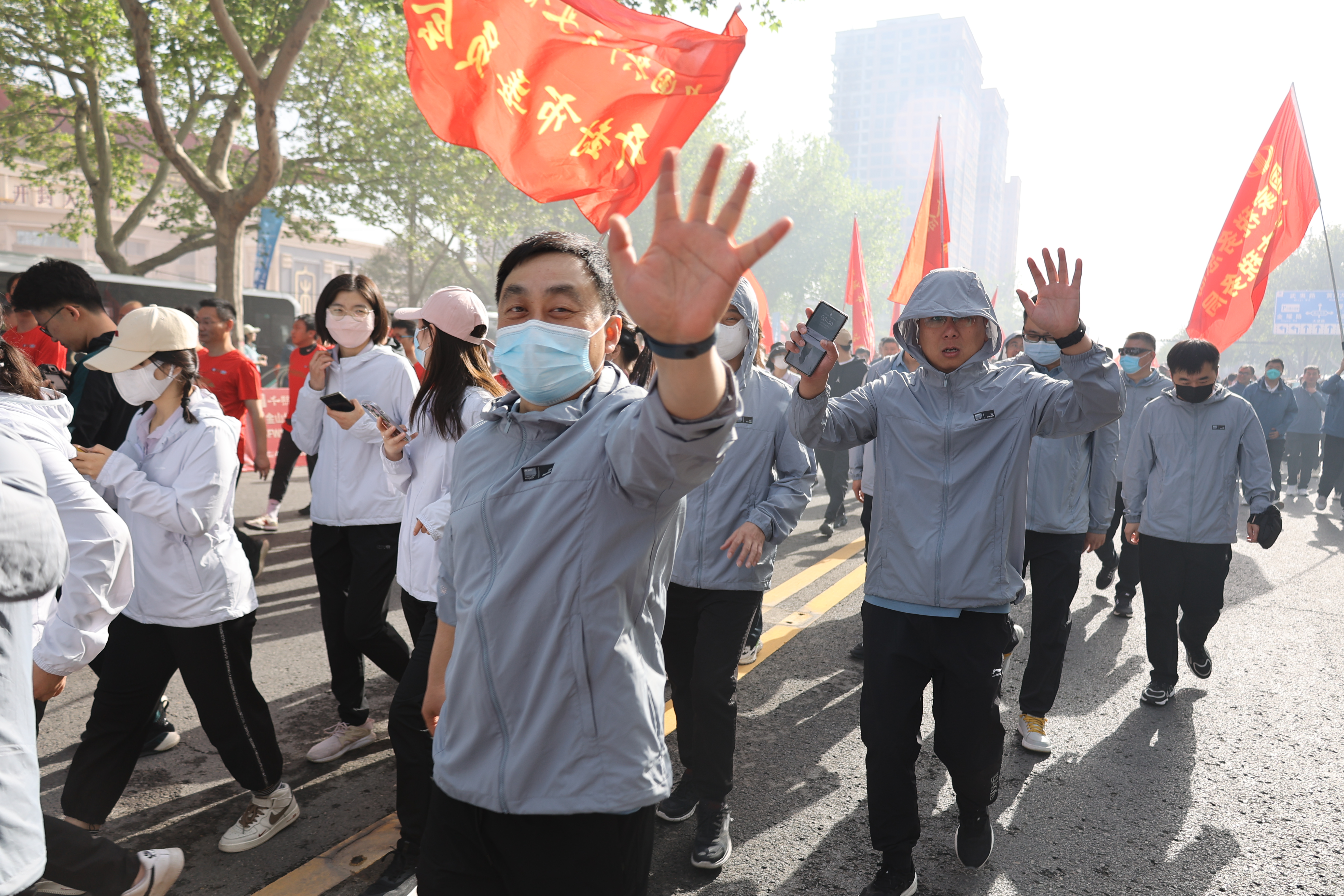 4月16日上午8点30分，2023郑开马拉松赛欢乐跑（开封段）在小宋城门前广场鸣笛开跑，参赛选手热情高涨，工作人员各司其职维护现场秩序，营造全民健身的良好氛围。全媒体记者 石斐 摄