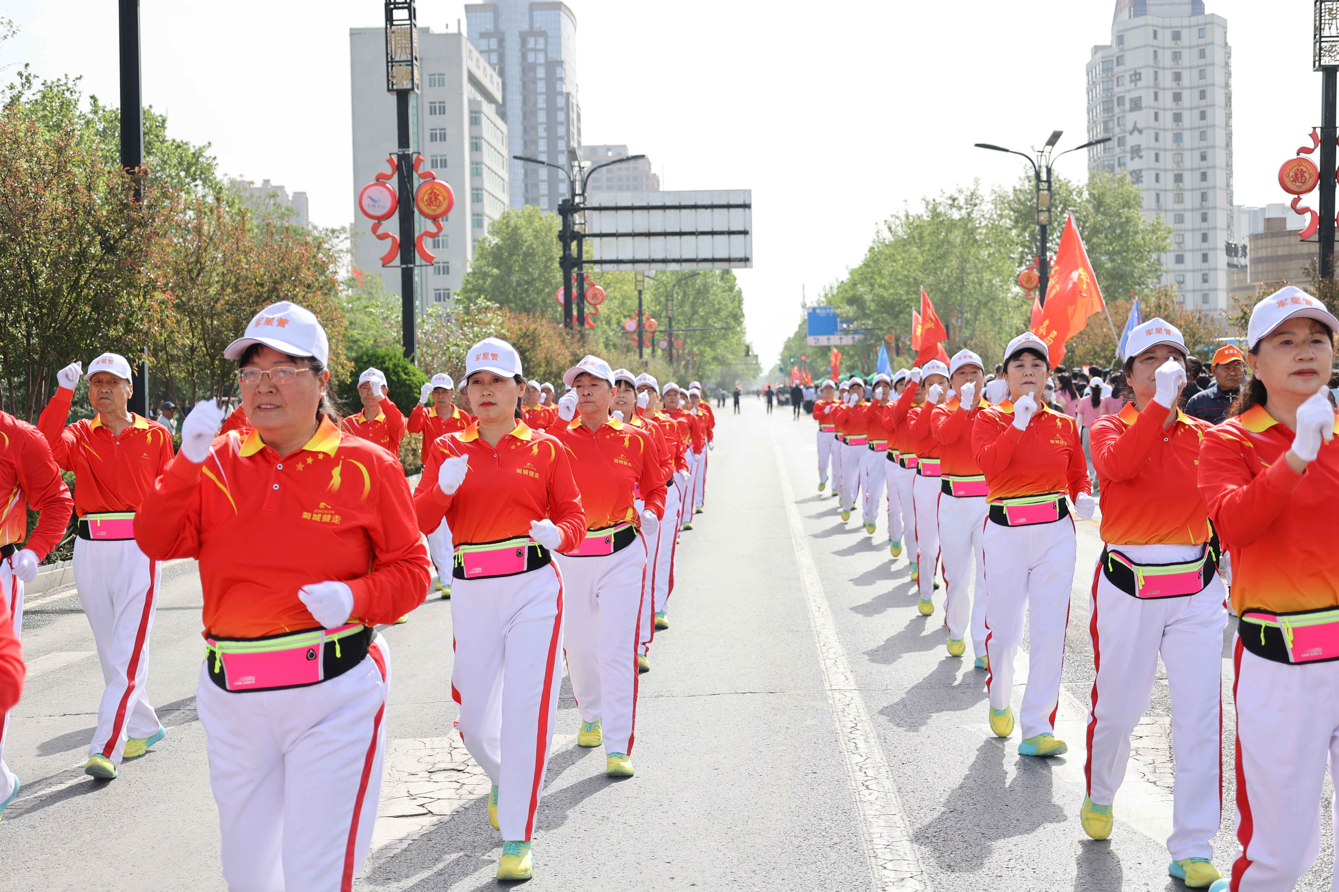 4月16日上午8点30分，2023郑开马拉松赛欢乐跑（开封段）在小宋城门前广场鸣笛开跑，参赛选手热情高涨，工作人员各司其职维护现场秩序，营造全民健身的良好氛围。全媒体记者 石斐 摄