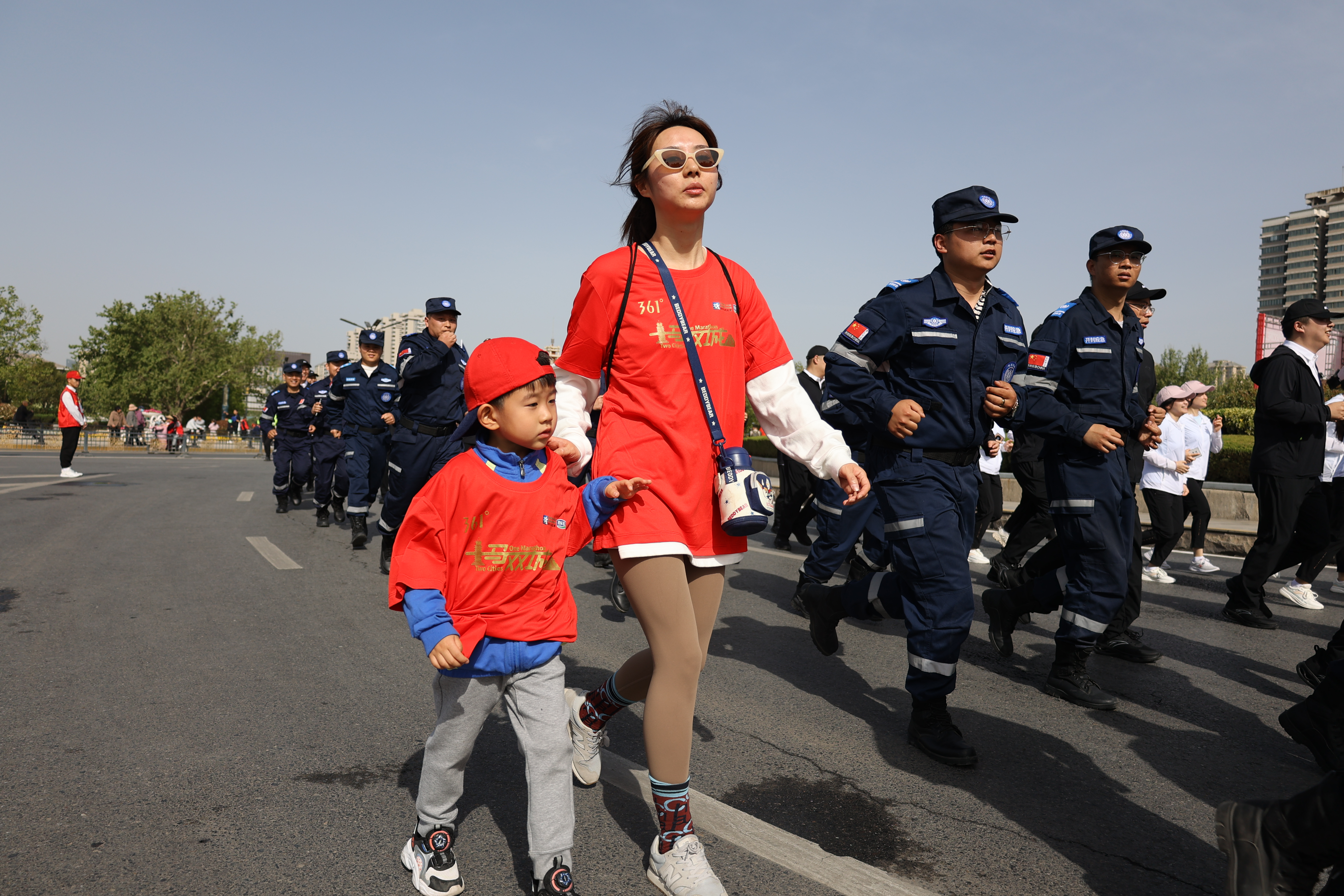 4月16日上午8点30分，2023郑开马拉松赛欢乐跑（开封段）在小宋城门前广场鸣笛开跑，参赛选手热情高涨，工作人员各司其职维护现场秩序，营造全民健身的良好氛围。全媒体记者 石斐 摄