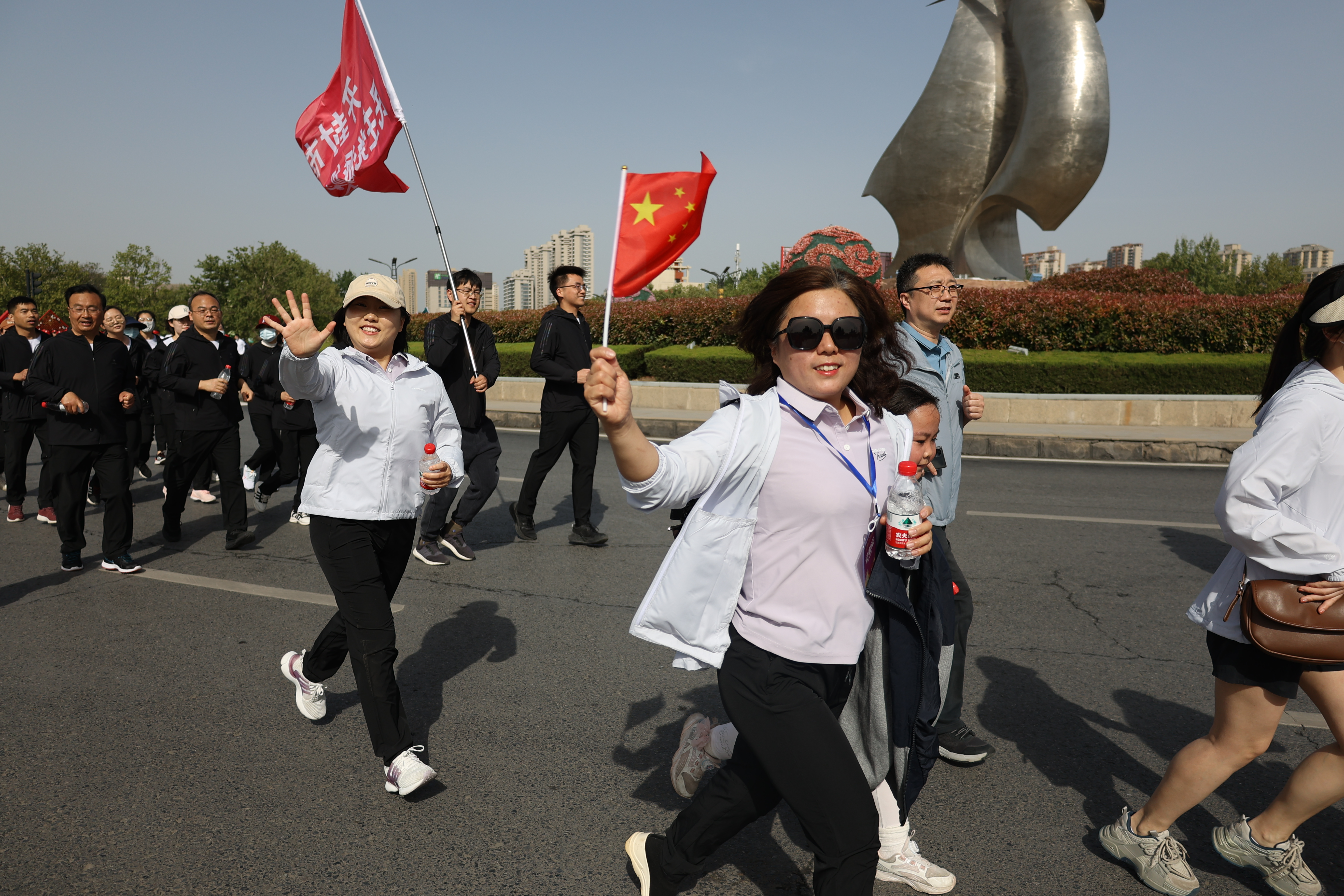 4月16日上午8点30分，2023郑开马拉松赛欢乐跑（开封段）在小宋城门前广场鸣笛开跑，参赛选手热情高涨，工作人员各司其职维护现场秩序，营造全民健身的良好氛围。全媒体记者 石斐 摄