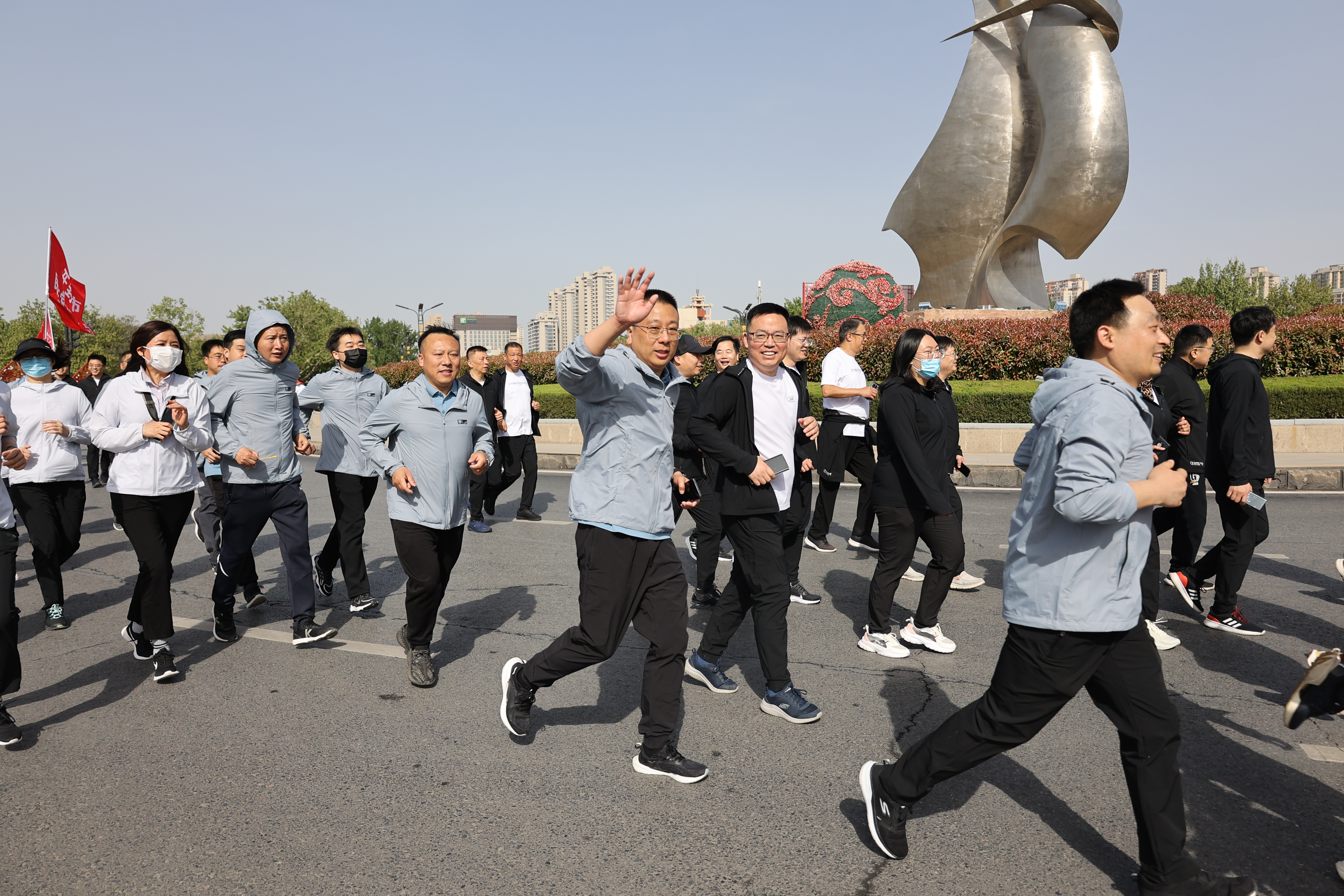 4月16日上午8点30分，2023郑开马拉松赛欢乐跑（开封段）在小宋城门前广场鸣笛开跑，参赛选手热情高涨，工作人员各司其职维护现场秩序，营造全民健身的良好氛围。全媒体记者 石斐 摄