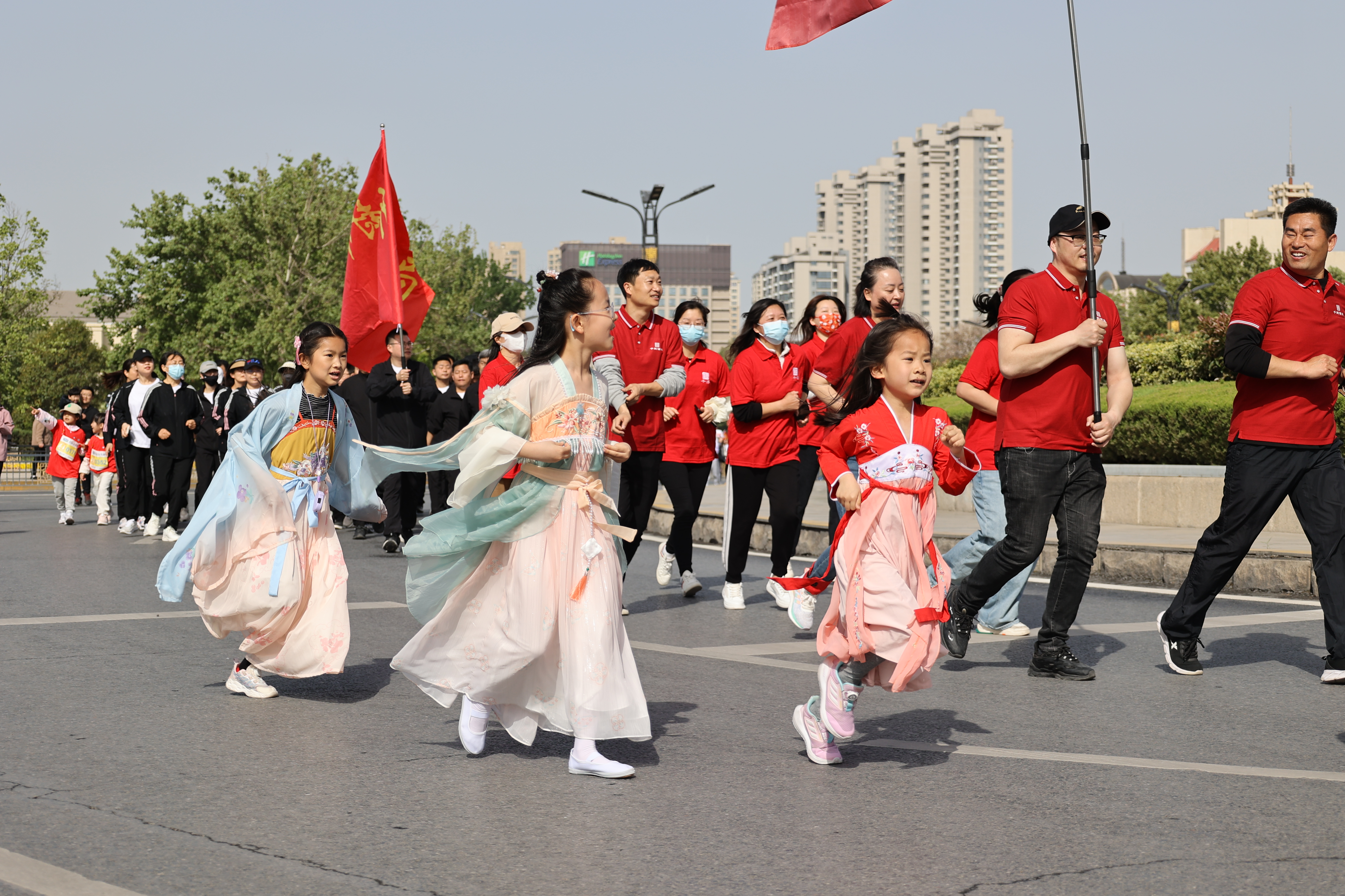 4月16日上午8点30分，2023郑开马拉松赛欢乐跑（开封段）在小宋城门前广场鸣笛开跑，参赛选手热情高涨，工作人员各司其职维护现场秩序，营造全民健身的良好氛围。全媒体记者 石斐 摄