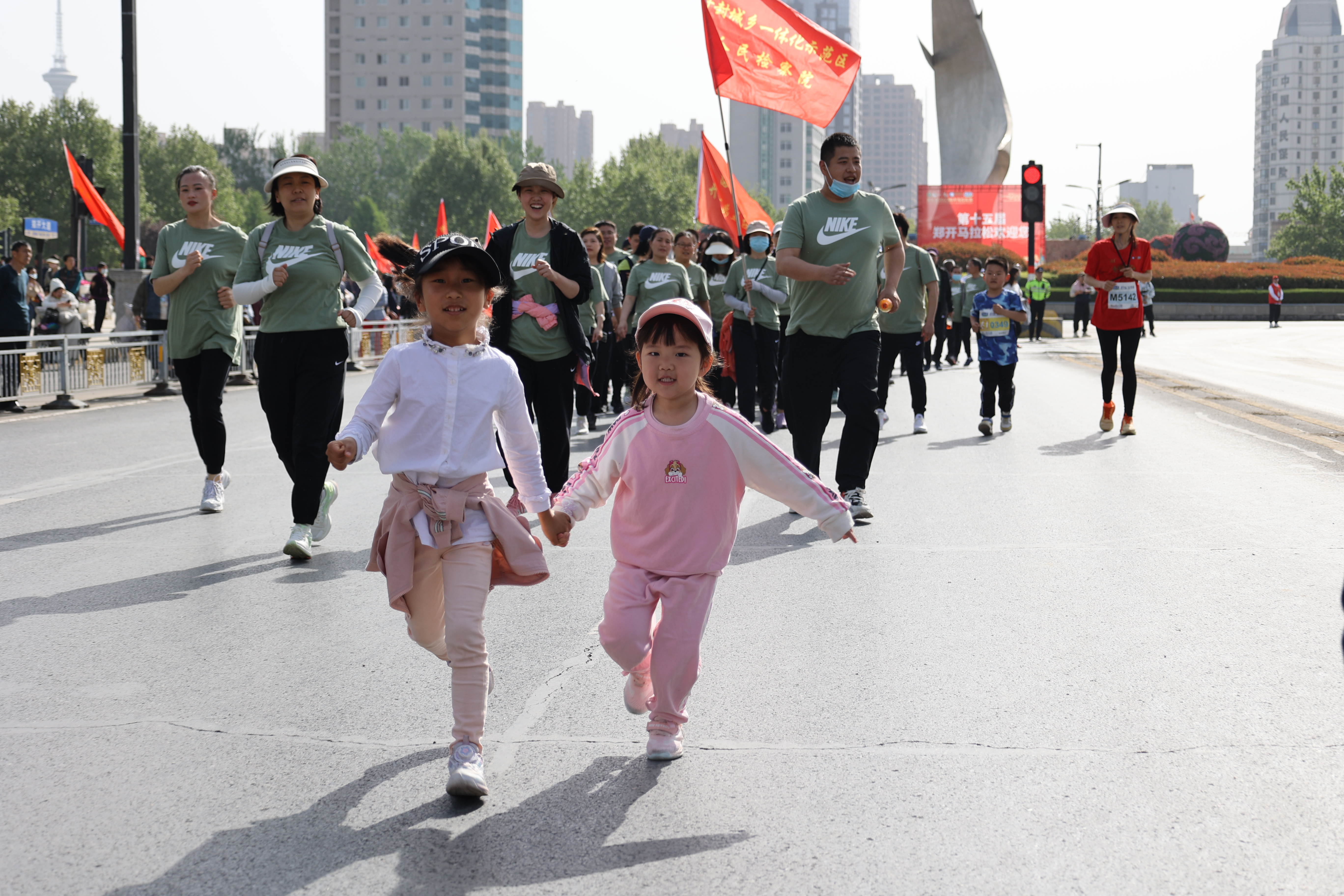 4月16日上午8点30分，2023郑开马拉松赛欢乐跑（开封段）在小宋城门前广场鸣笛开跑，参赛选手热情高涨，工作人员各司其职维护现场秩序，营造全民健身的良好氛围。全媒体记者 石斐 摄