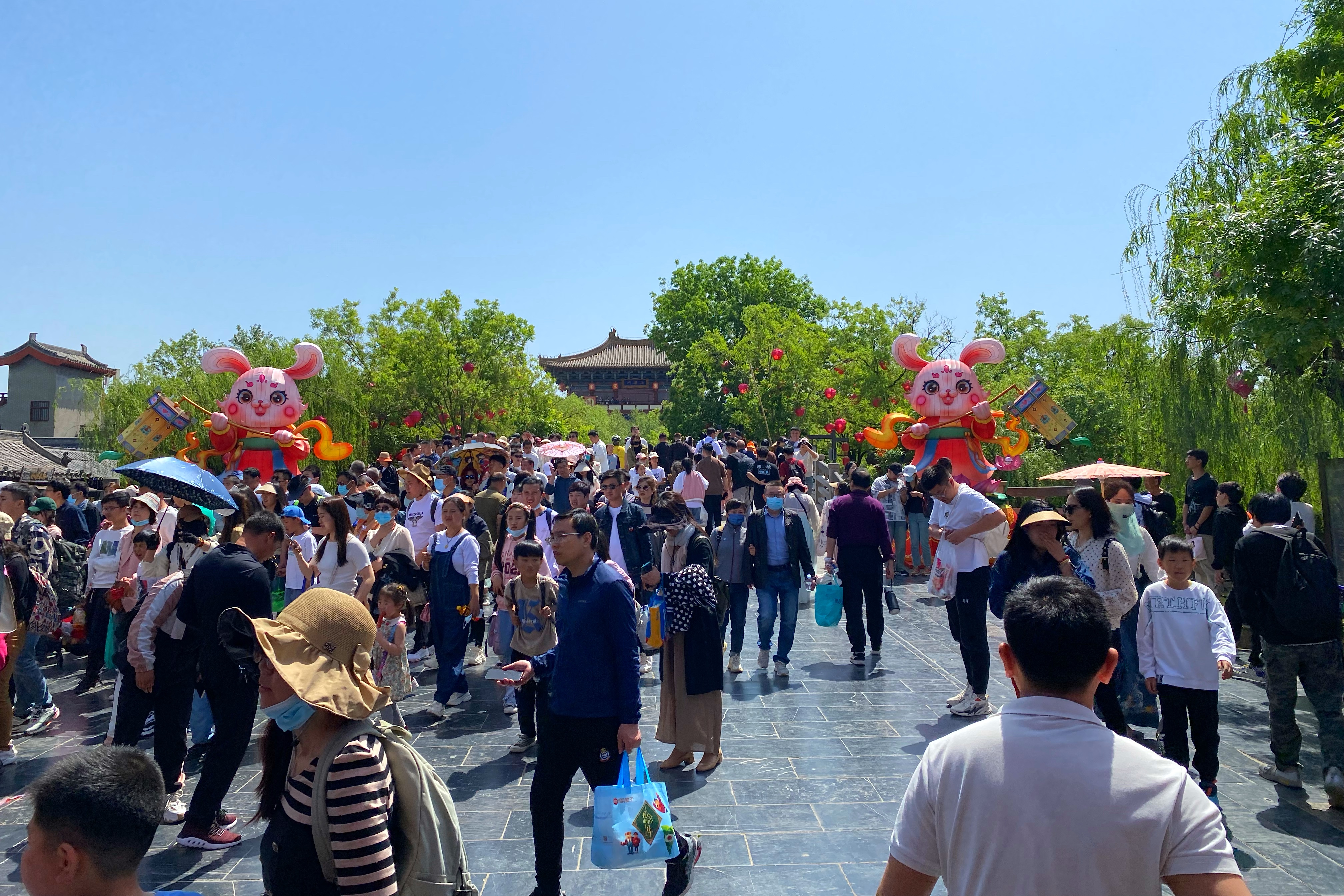 “五一期间，清明上河园景区热闹非凡，众多游客欣赏美景，感受大宋文化。开封+记者 袁洋摄
