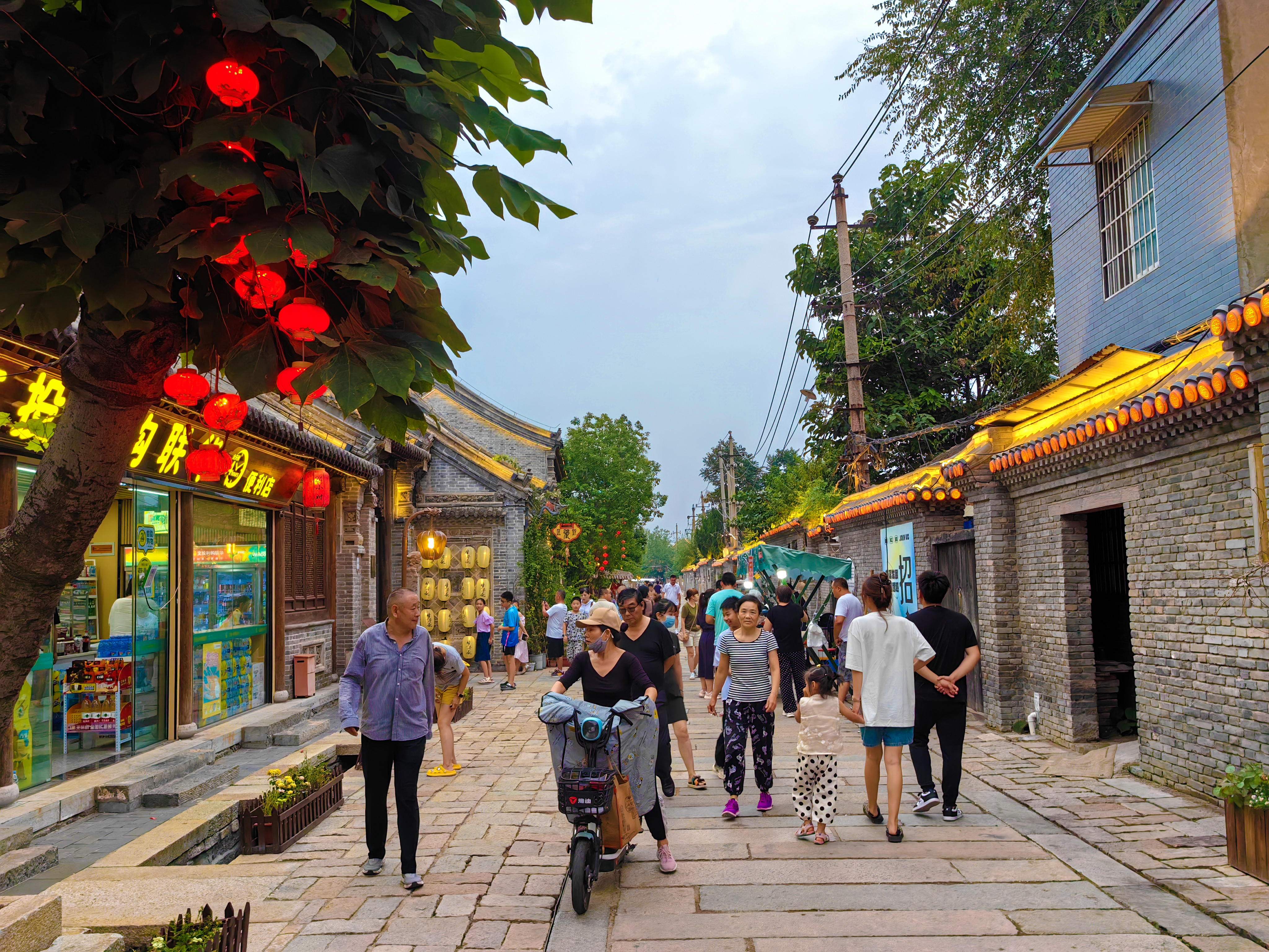 8月20日晚，不少游客到双龙巷历史文化街区游玩，感受古城魅力。开封+记者 石斐 摄
