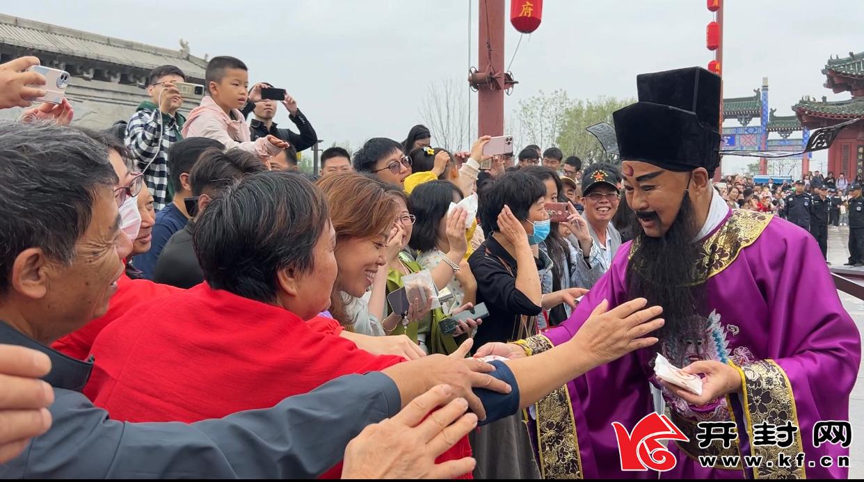 9月29日，在开封府景区门口，“包大人”为广大游客赠送月饼，送去中秋节的祝福。全媒体记者 袁洋 摄
