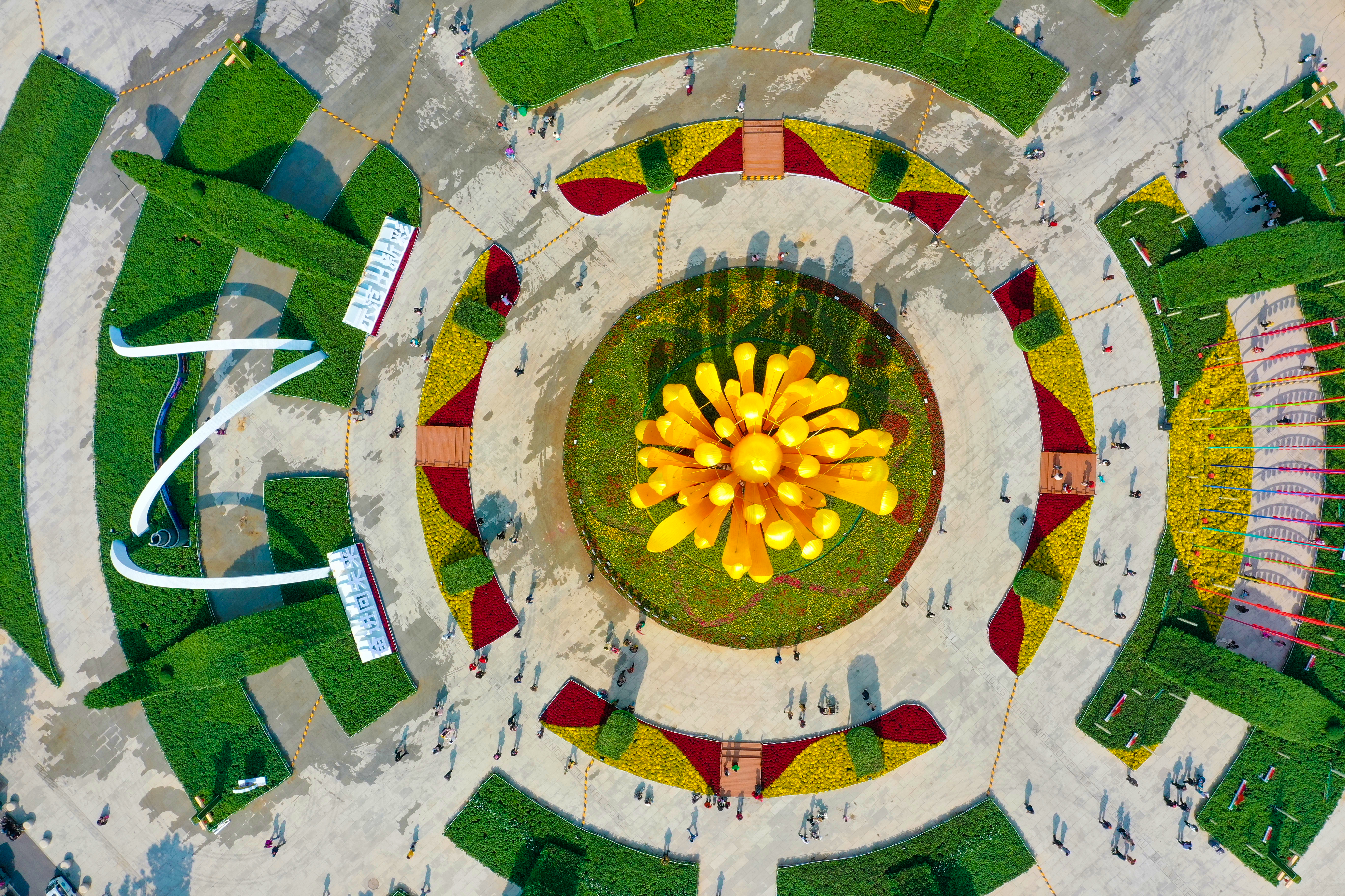 10月11日，市民广场上菊花造型精美别致，吸引不少市民、游客前来打卡。开封+记者 石斐 摄