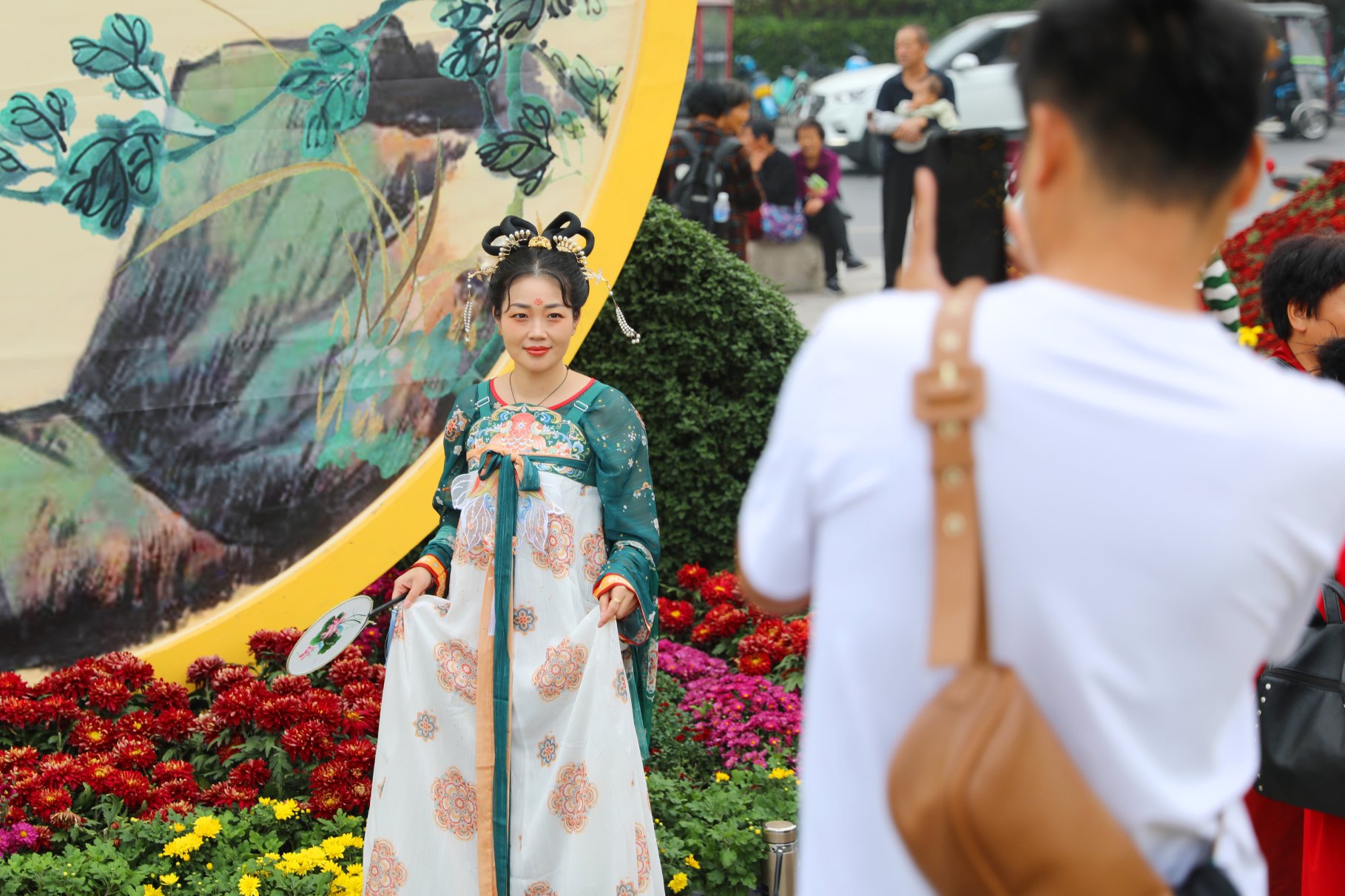 10月12日，游客在我市景区游玩、赏菊，感受古城的魅力。开封+记者 姜菡 摄