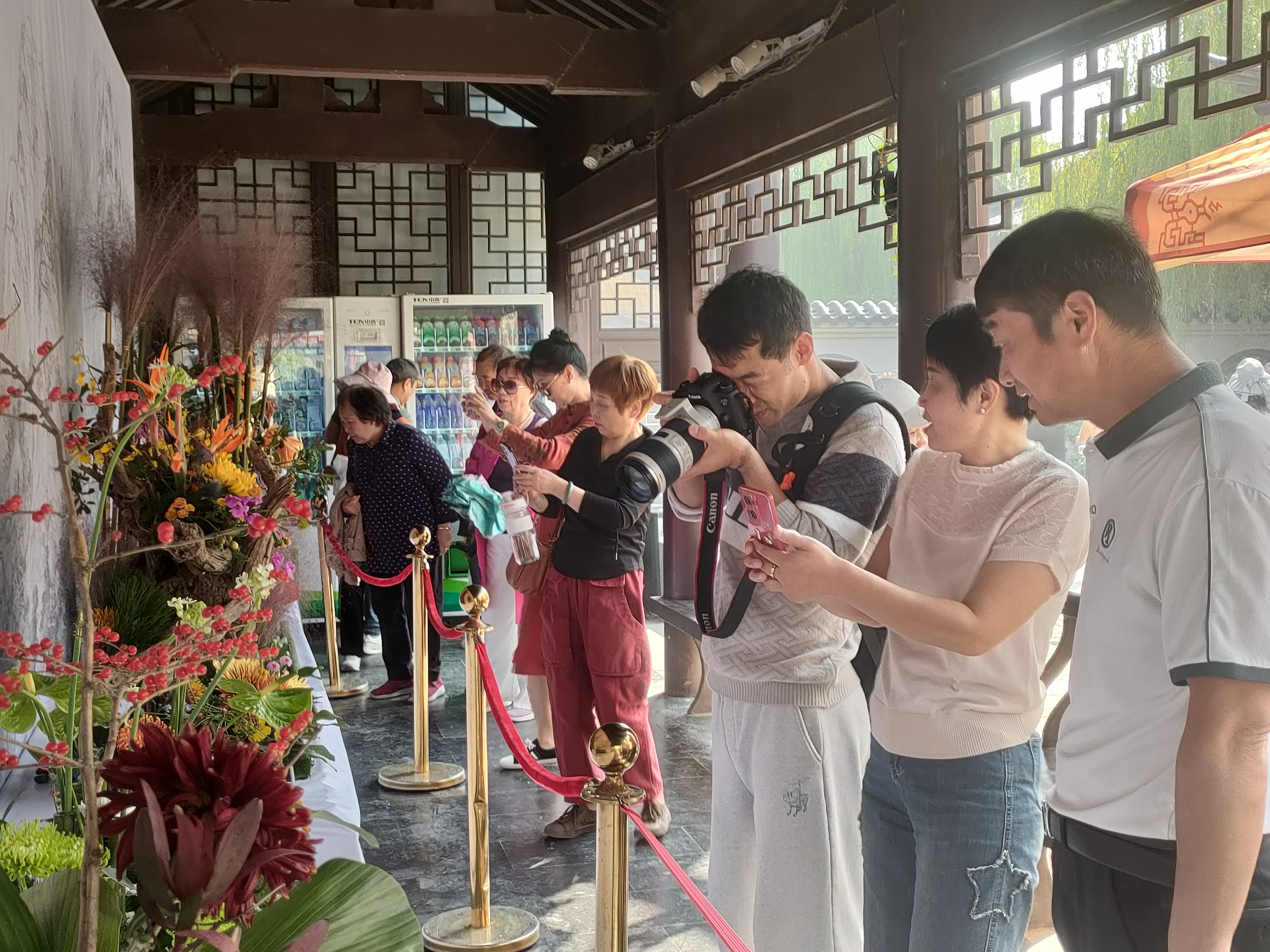 10月17日上午，作为中国开封第41届菊花文化节活动之一的第九届翰园情菊花插花精品展在中国翰园碑林开幕，来自全国各地的插花艺人大展身手，将不同品种、不同造型、不同色彩的菊花花朵和枝叶巧妙地组合在一起，制作成美丽独特的造型。开封+记者 袁洋 摄