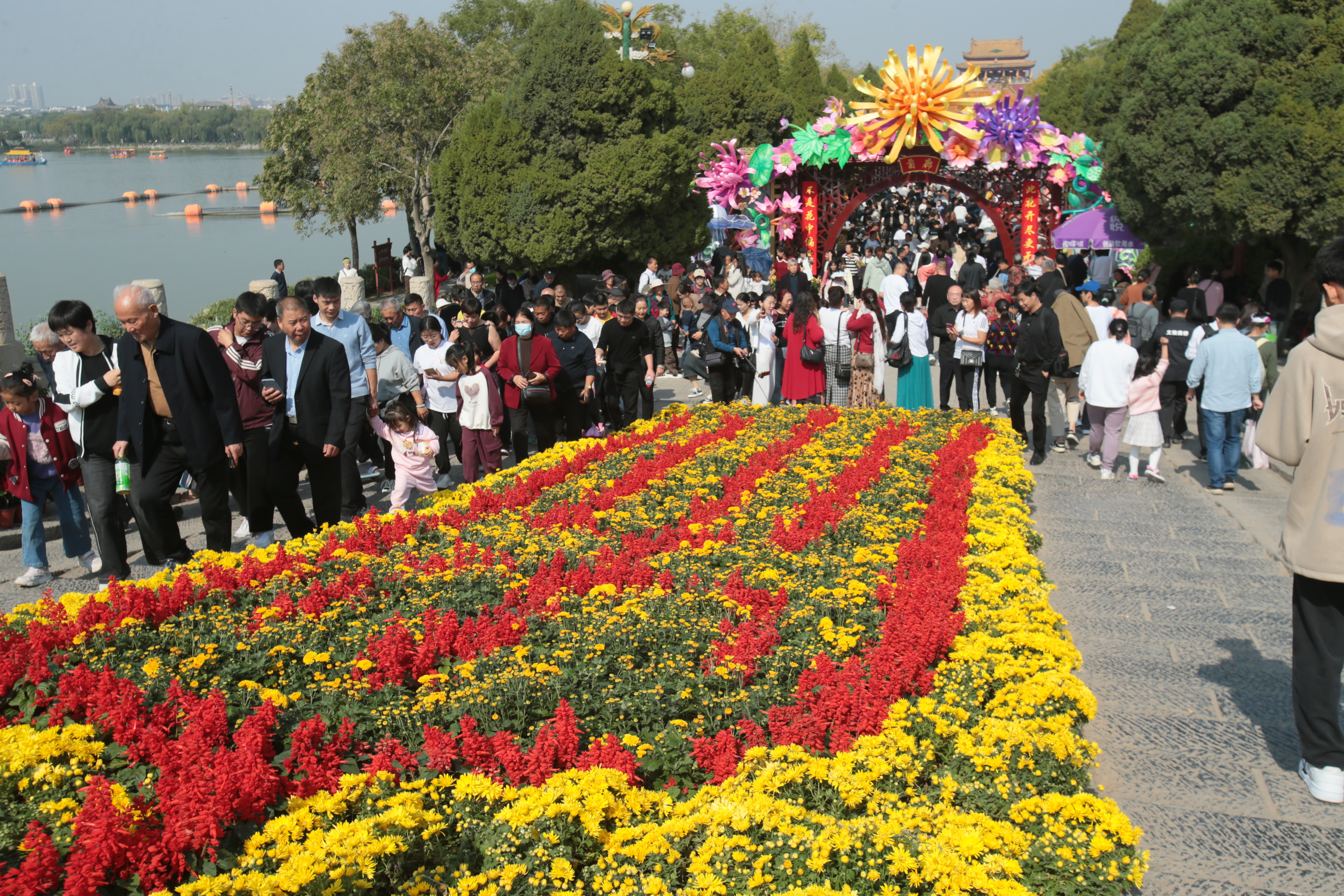 10月21日，游客在龙亭公园赏菊。中国开封第41届菊花文化节开幕以来，我市公园景点内人头攒动、菊香四溢，来自四面八方的游客络绎不绝。开封+记者 吕树建 摄