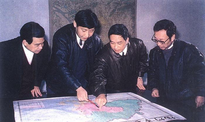 1991年12月，習近平與同事討論福州市戰略規劃設想。