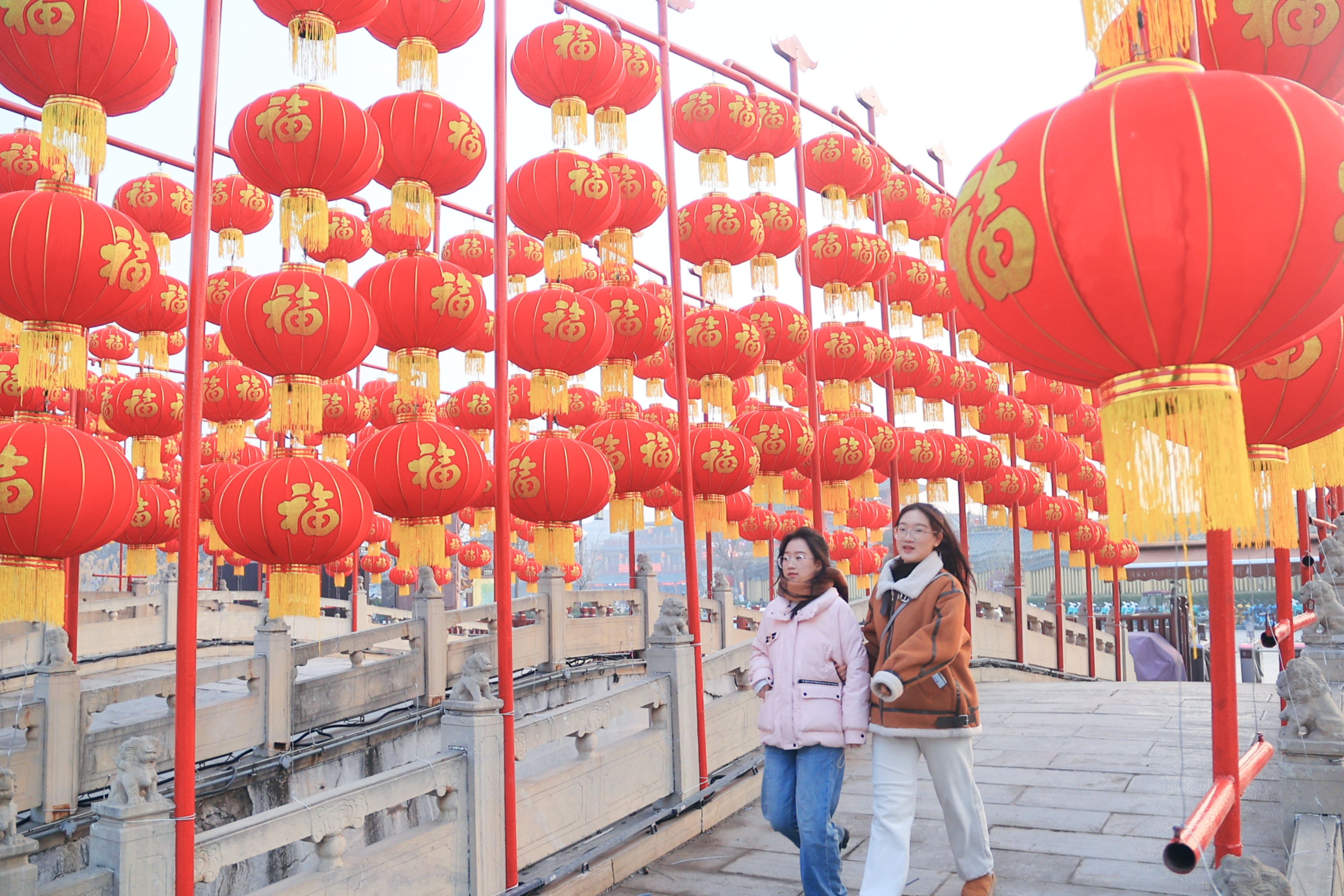 1月12日，大型景观小品、火红灯笼、喜庆中国结等元素将我市多个景区装扮得格外美丽，为游客营造了一个喜庆氛围。全媒体记者 李浩 摄