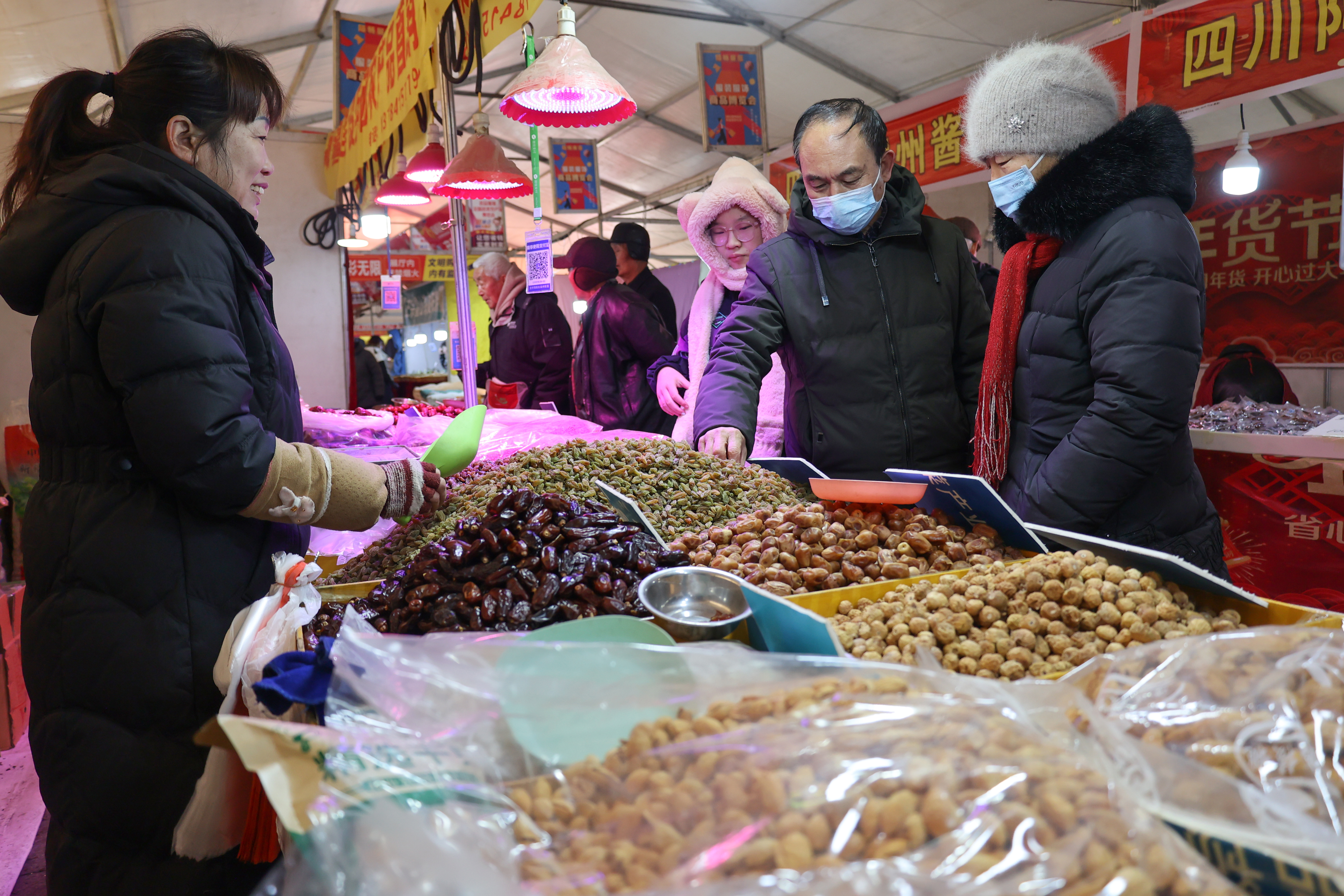 1月22日，记者在文昌后街年货便民服务点看到，干果、副食等和群众日常生活密切相关的商品种类齐全，不少群众前往置办年货。全媒体记者 石斐 摄