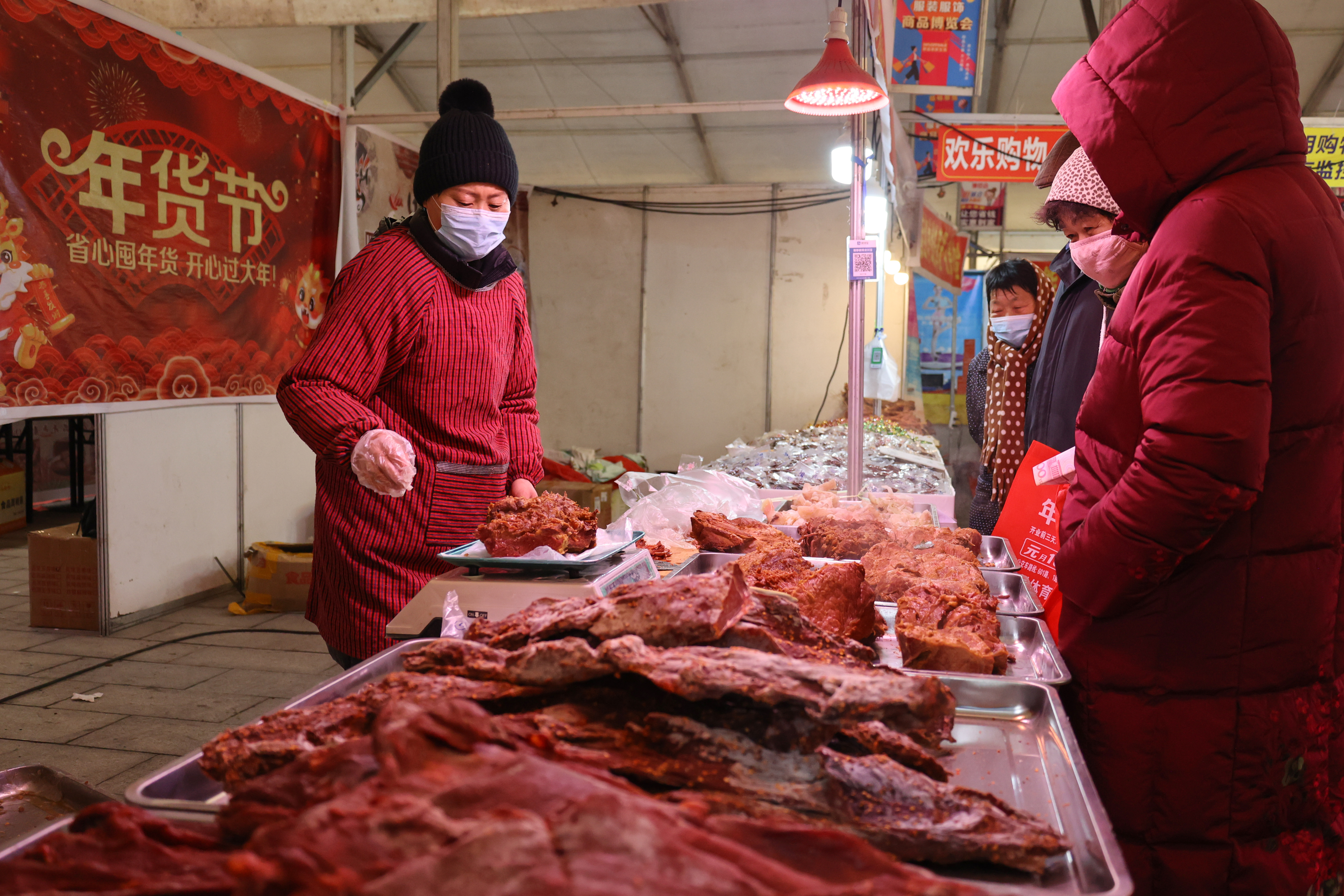 1月22日，记者在文昌后街年货便民服务点看到，干果、副食等和群众日常生活密切相关的商品种类齐全，不少群众前往置办年货。全媒体记者 石斐 摄