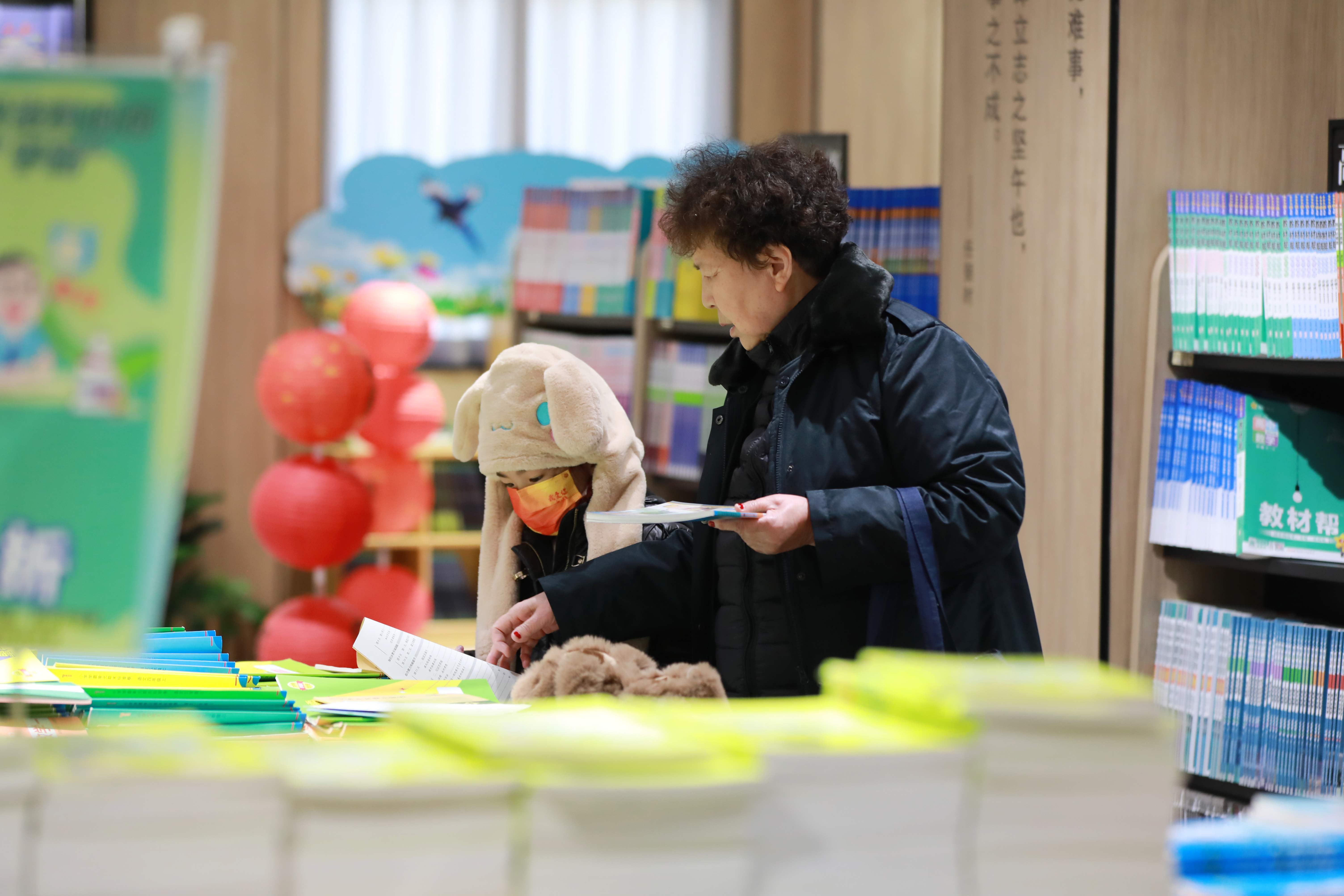 我市中小学生迎来了寒假生活。1月25日，记者在书店走访看到，不少中小学生和家长一起选购、阅读图书，尽情享受阅读乐趣。全媒体记者 姜菡  摄