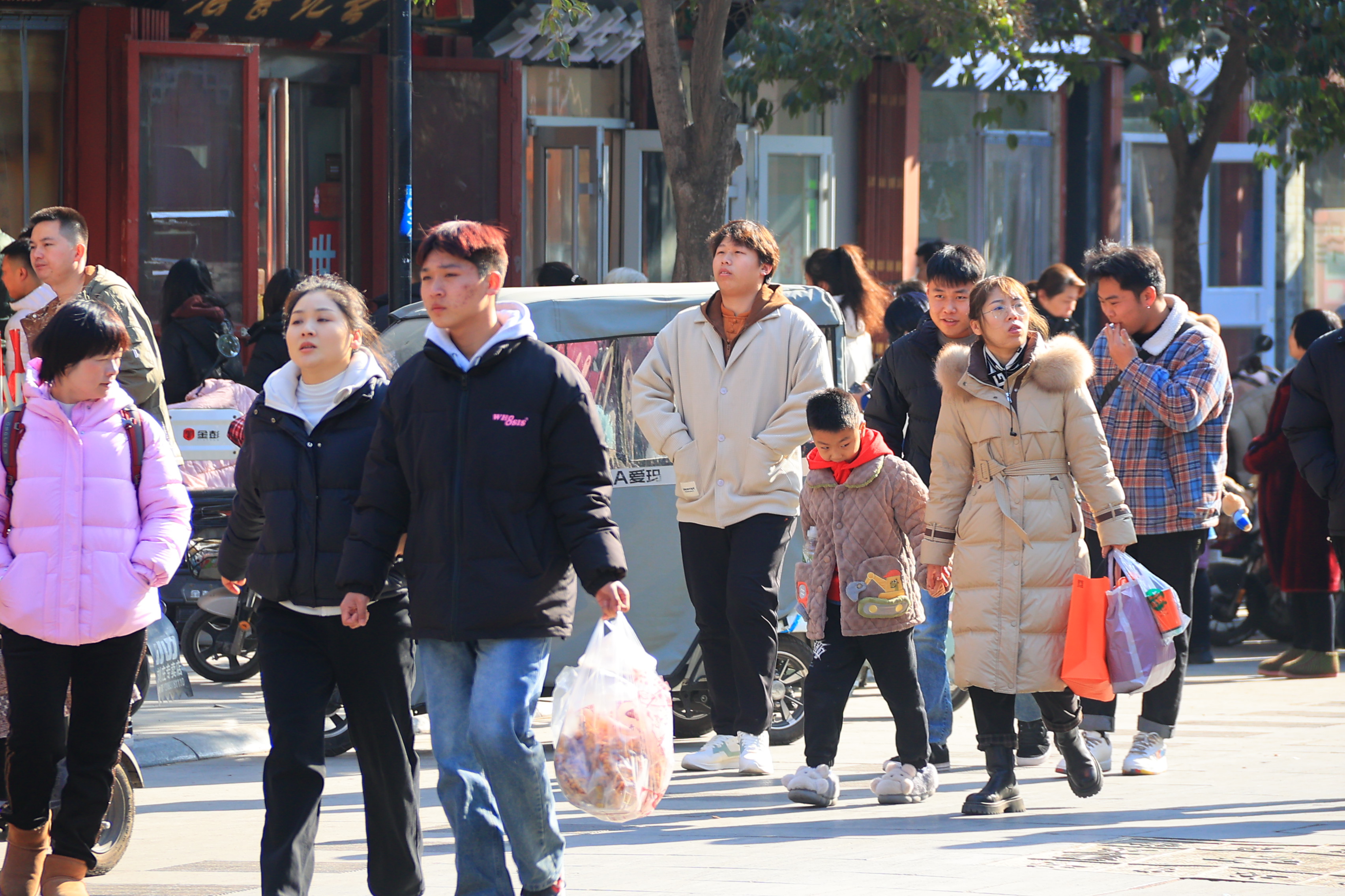 1月25日，书店街、鼓楼地下商业街、马道街等商业街区热闹非凡。随着春节临近，我市消费市场活力十足。全媒体记者 李浩 摄