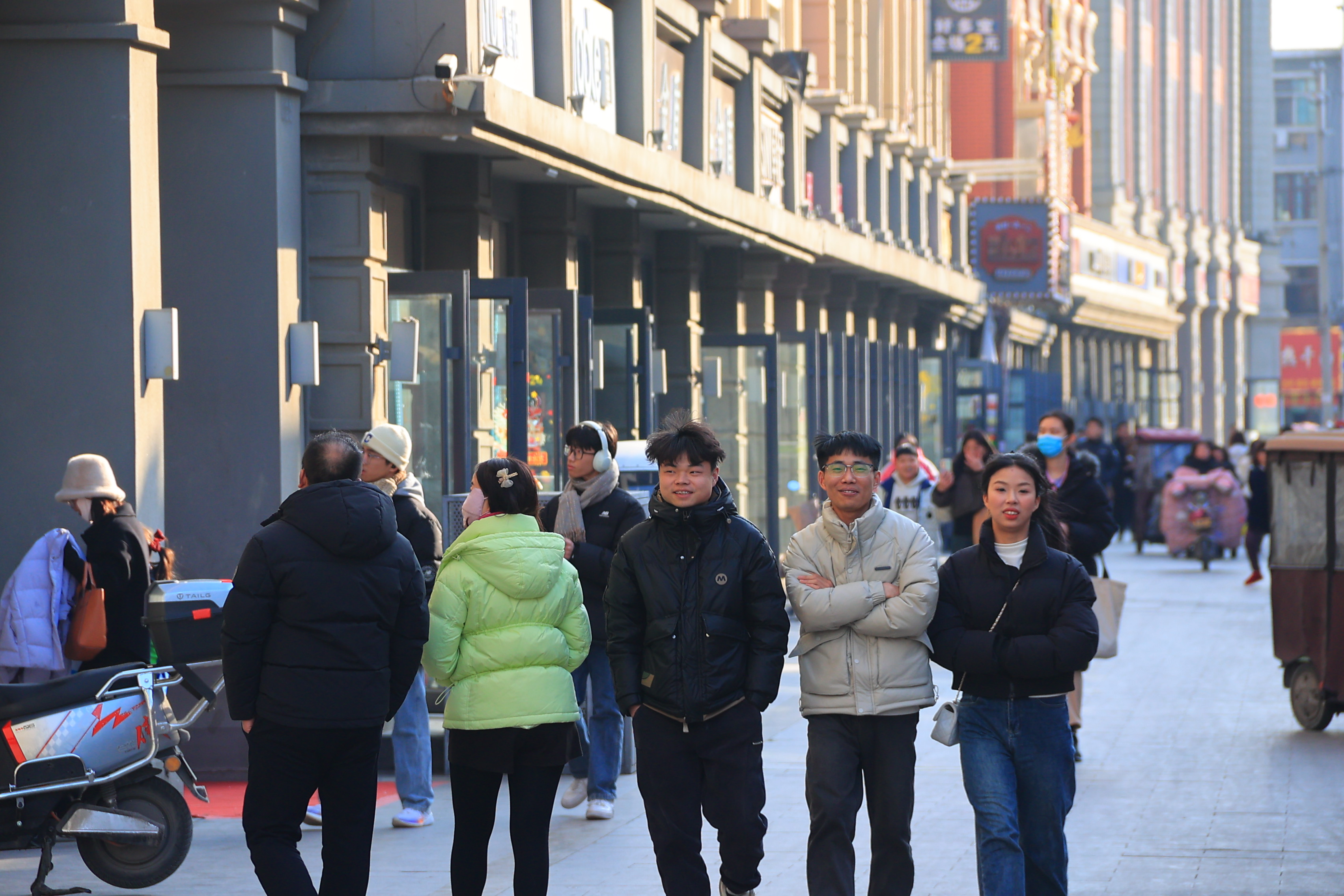 1月25日，书店街、鼓楼地下商业街、马道街等商业街区热闹非凡。随着春节临近，我市消费市场活力十足。全媒体记者 李浩 摄