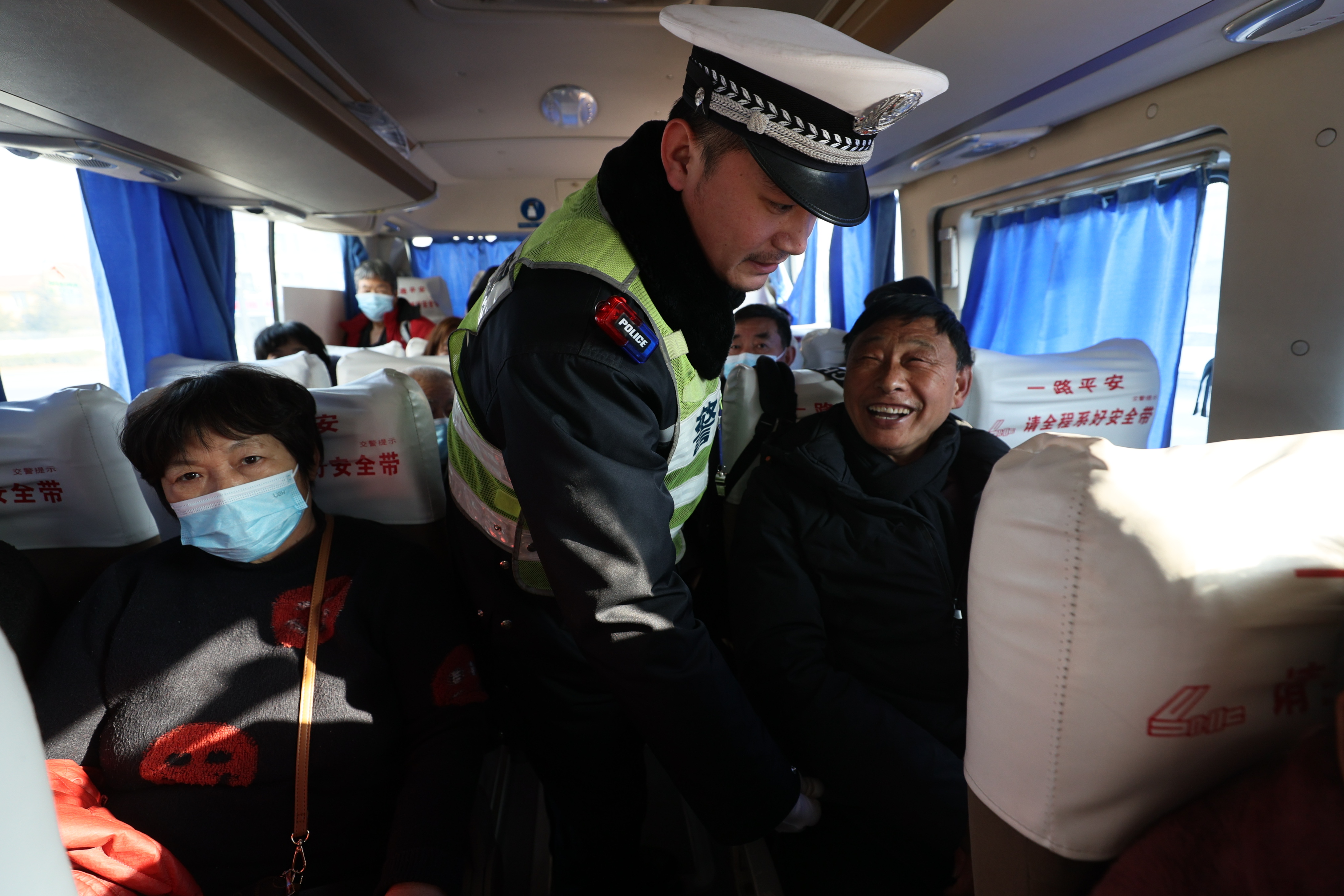 1月29日，市交警二大队民警对辖区过往的“两客一危一货”等重点车辆开展检查，深入开展主题宣传，提醒广大交通参与者遵守交通法规，安全文明出行，努力打造平安春运。全媒体记者 刘睿恒 摄