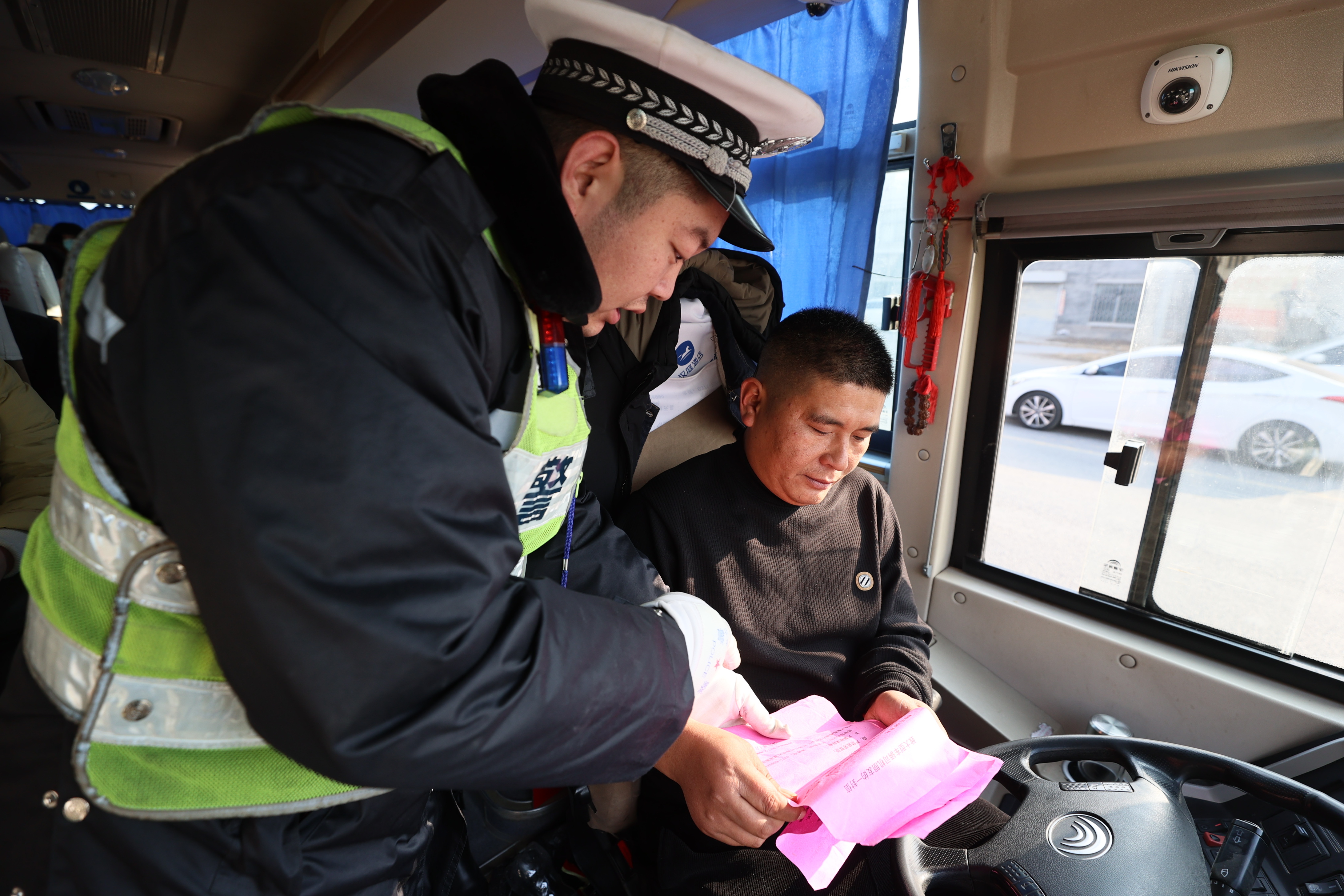 1月29日，市交警二大队民警对辖区过往的“两客一危一货”等重点车辆开展检查，深入开展主题宣传，提醒广大交通参与者遵守交通法规，安全文明出行，努力打造平安春运。全媒体记者 刘睿恒 摄