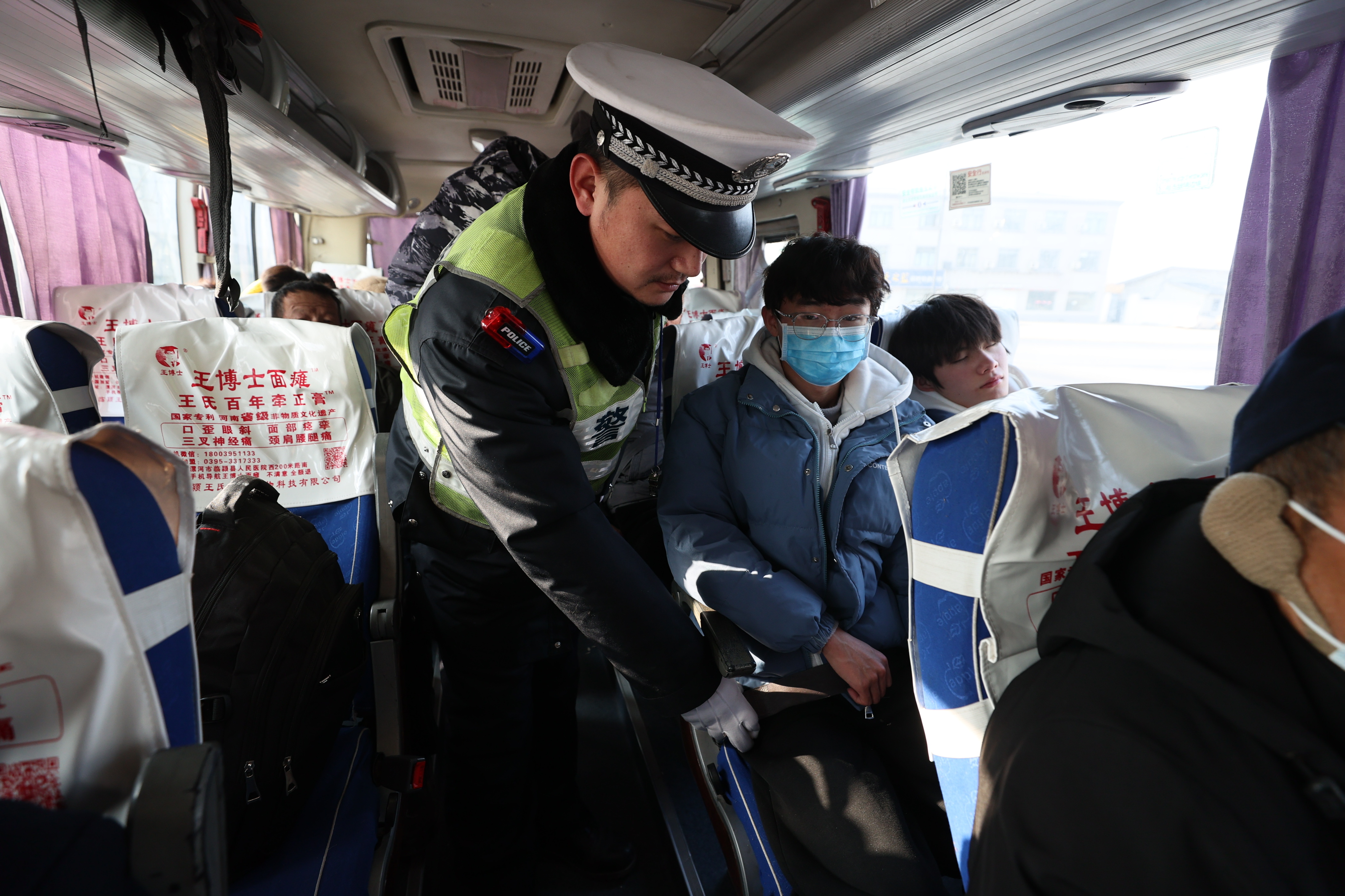 1月29日，市交警二大队民警对辖区过往的“两客一危一货”等重点车辆开展检查，深入开展主题宣传，提醒广大交通参与者遵守交通法规，安全文明出行，努力打造平安春运。全媒体记者 刘睿恒 摄