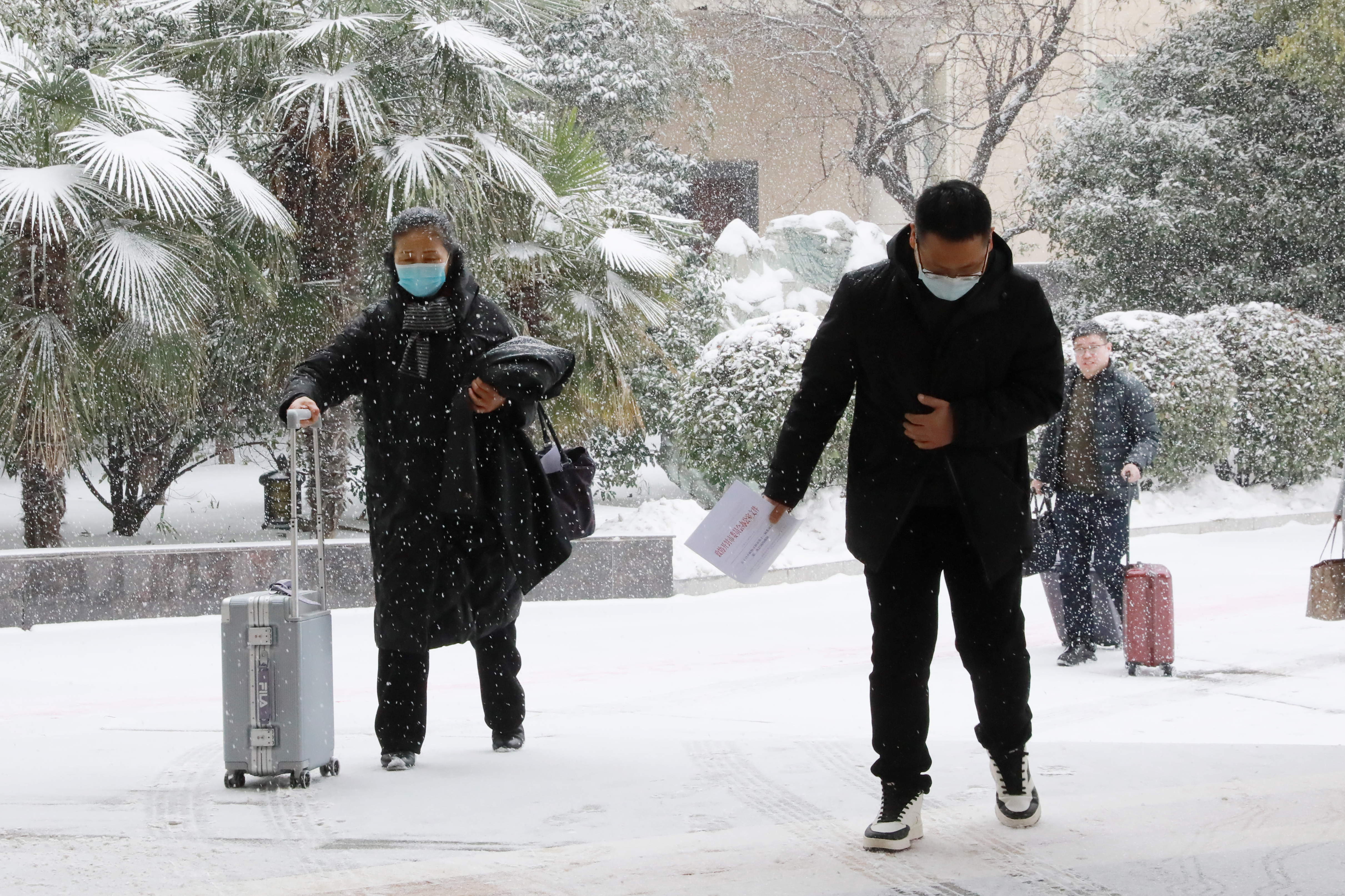 2月2日下午，天空中纷纷扬扬飘起雪花，参加市政协十三届二次会议的委员怀揣良策，以饱满的精神状态陆续来到委员驻地报到。全媒体记者 姜菡 摄