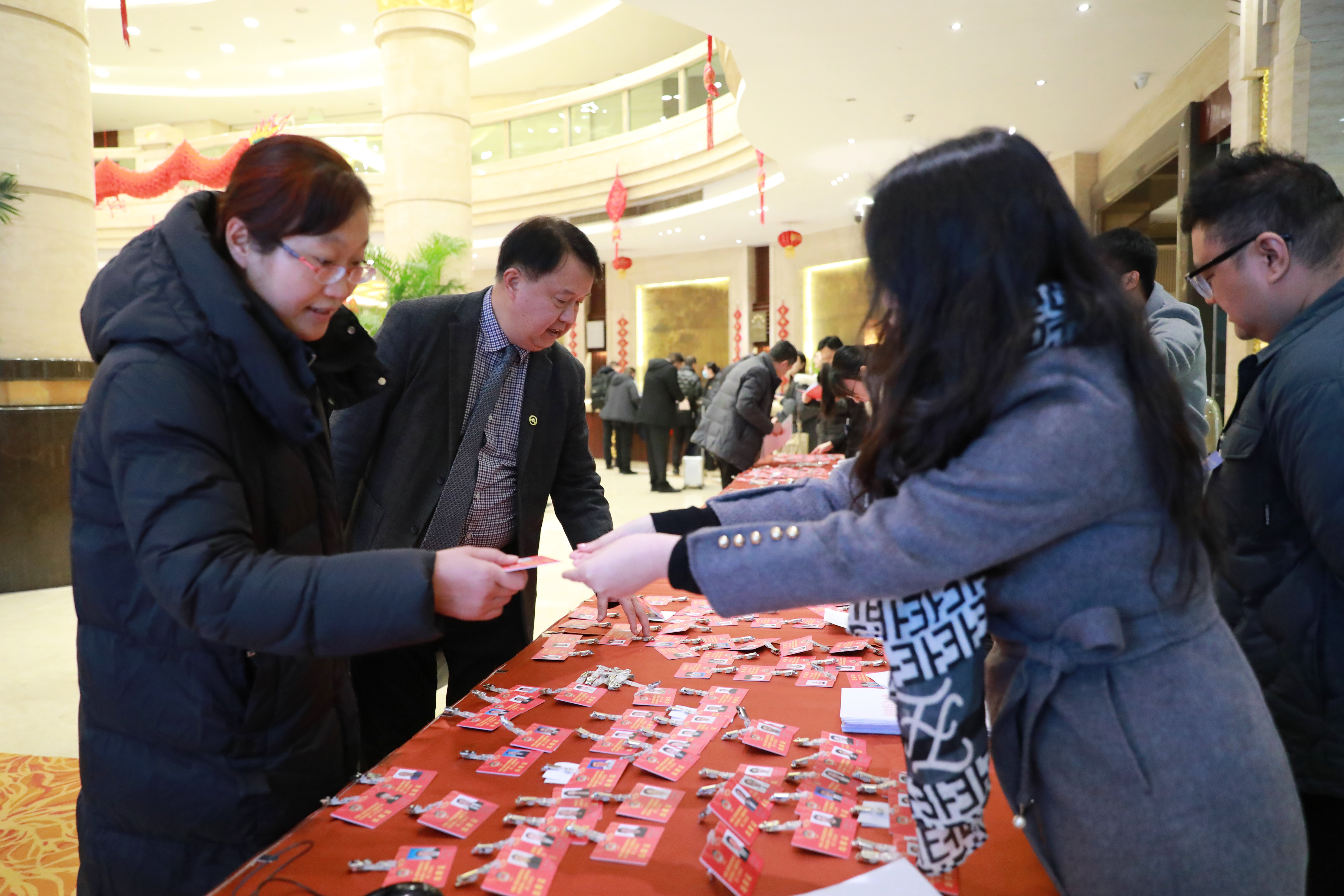 2月2日，出席市政协十三届二次会议的政协委员报到。全媒体记者 姜菡 摄