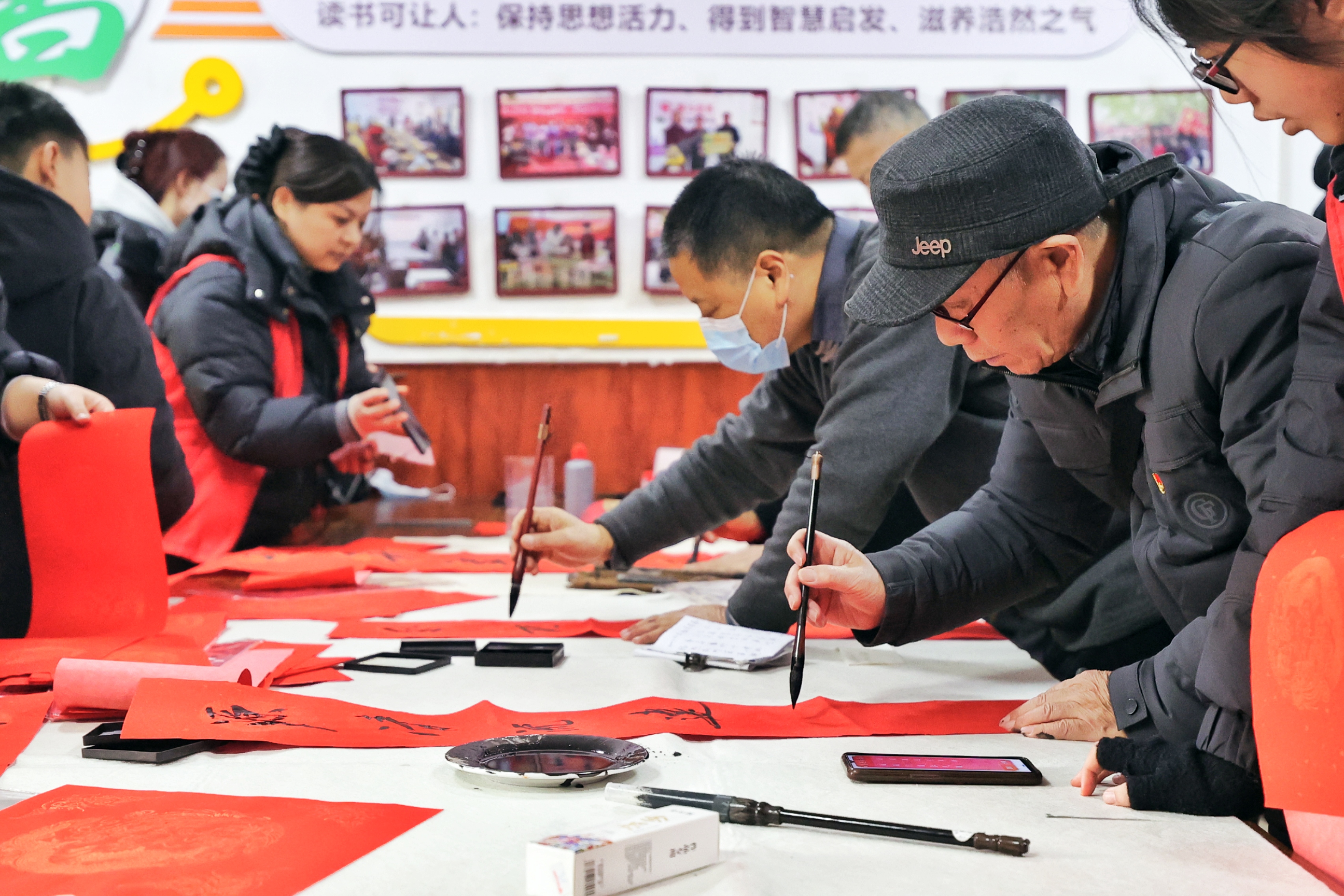 2月2日，水岸社区开展书写春联活动。活动现场，书法家挥毫泼墨书写春联，为居民送去新春祝福。全媒体记者 李浩 摄