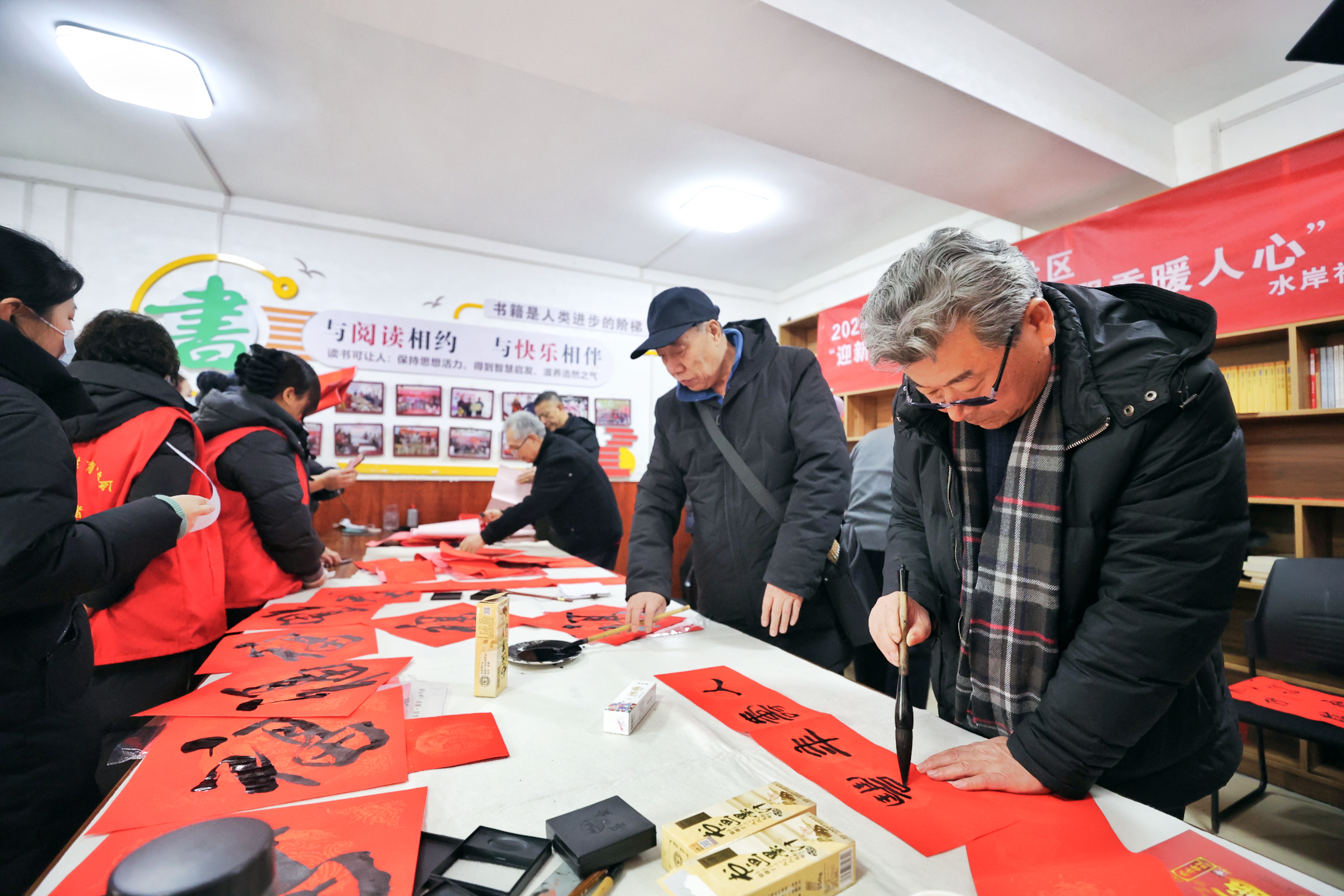 2月2日，水岸社区开展书写春联活动。活动现场，书法家挥毫泼墨书写春联，为居民送去新春祝福。全媒体记者 李浩 摄