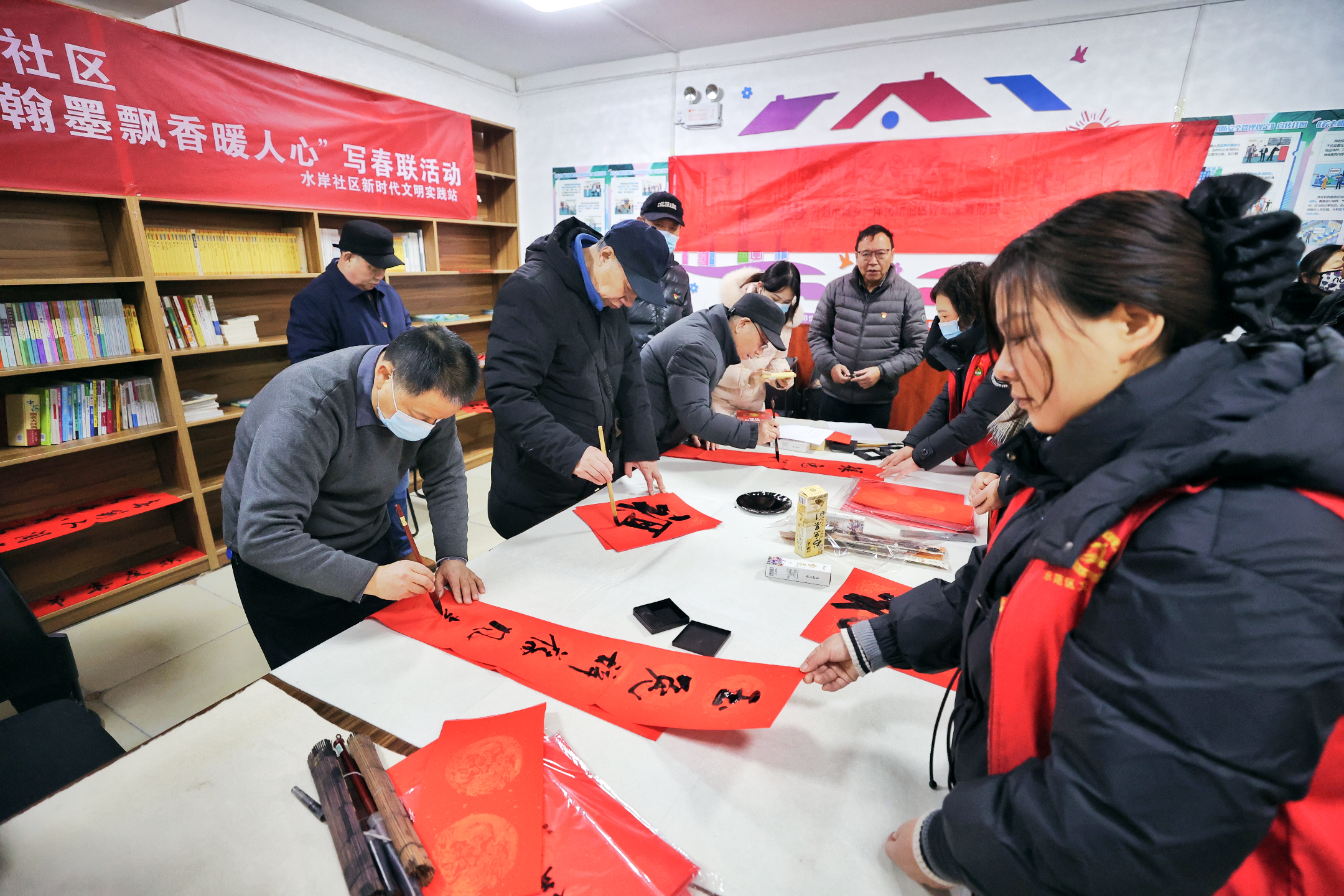 2月2日，水岸社区开展书写春联活动。活动现场，书法家挥毫泼墨书写春联，为居民送去新春祝福。全媒体记者 李浩 摄