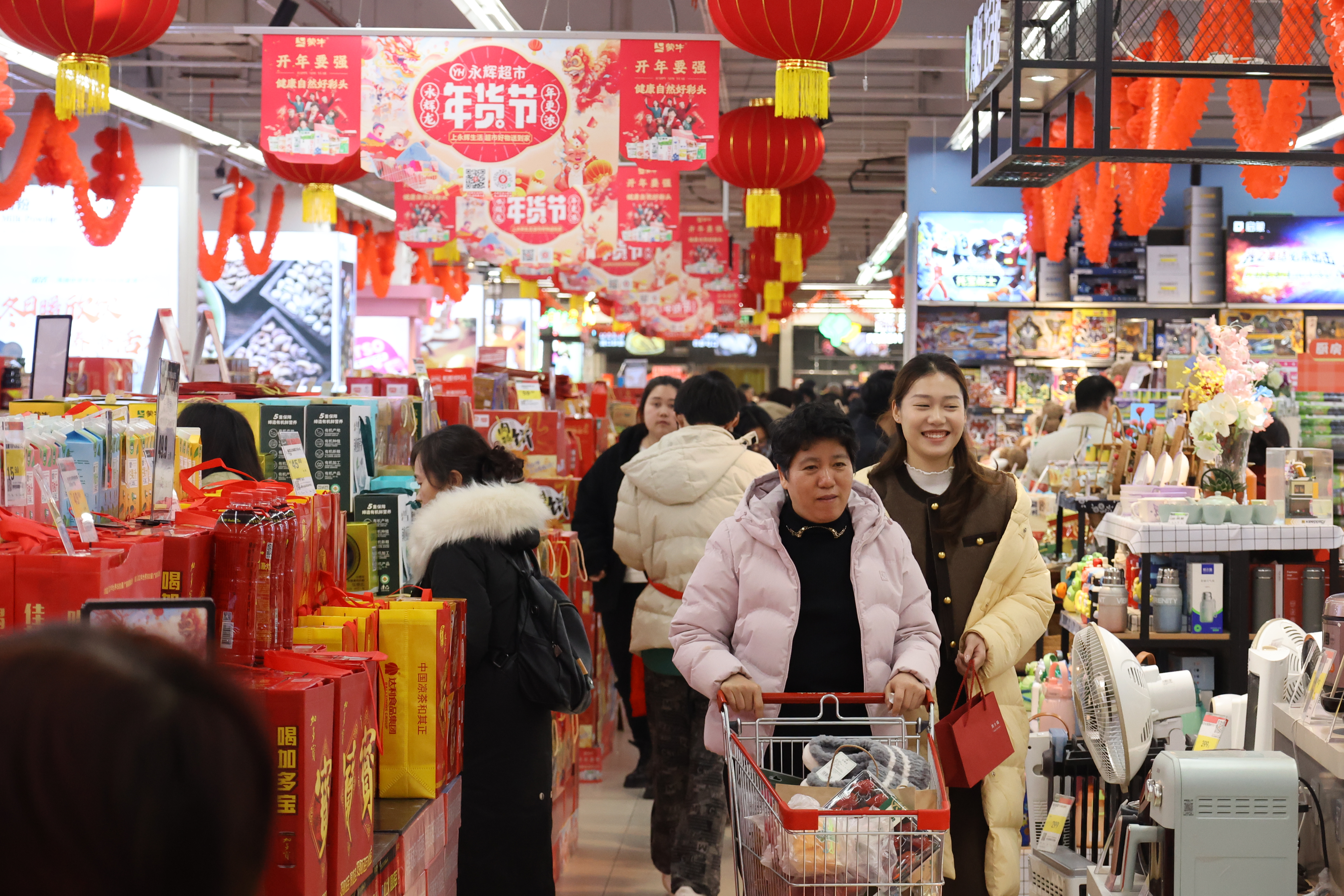 2月5日，随着春节脚步越来越近，我市各大商超内年味渐浓，不少市民前来购买首饰、年货等，到处洋溢着喜庆祥和的新春氛围。全媒体记者 石斐 摄