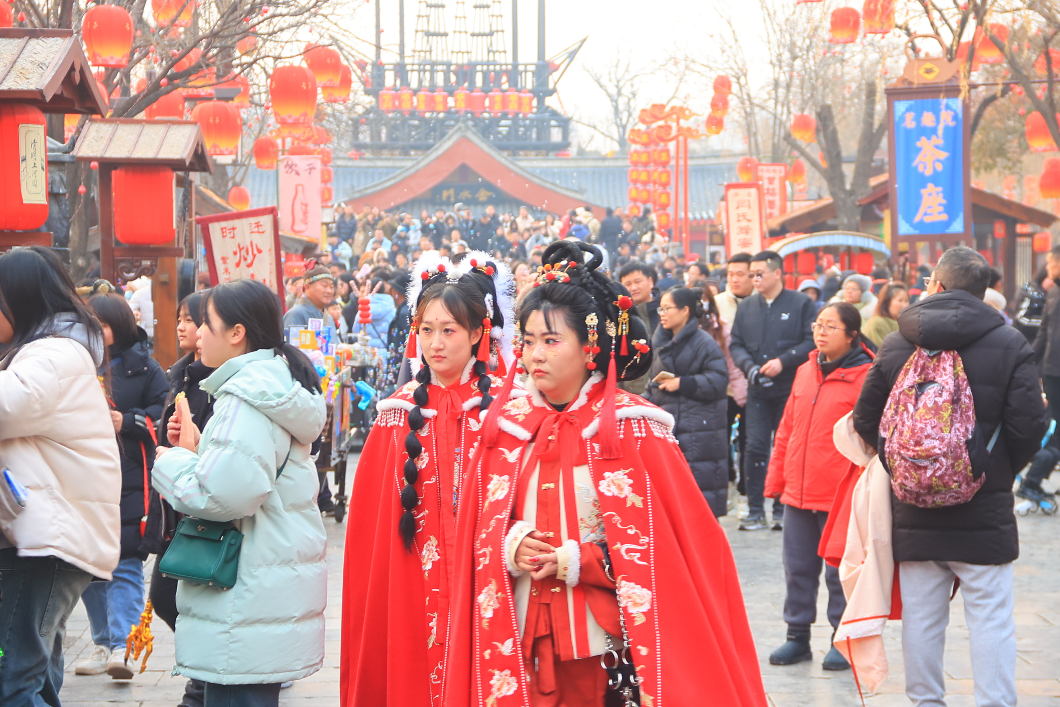 近日，开封各大景区装扮一新，春节氛围浓厚，吸引了大批游客前来游玩。全媒体记者 李浩 摄