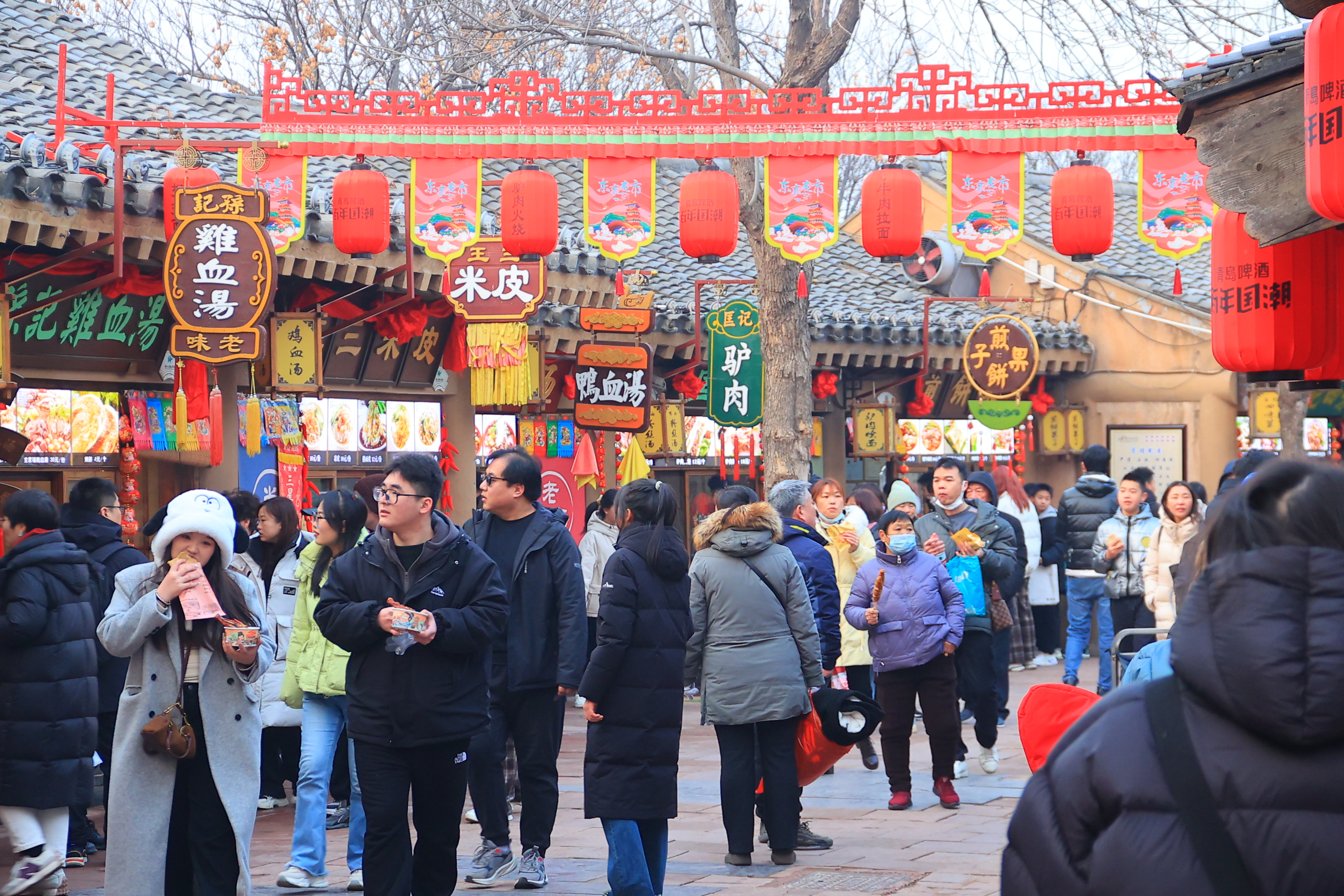 近日，开封各大景区装扮一新，春节氛围浓厚，吸引了大批游客前来游玩。全媒体记者 李浩 摄