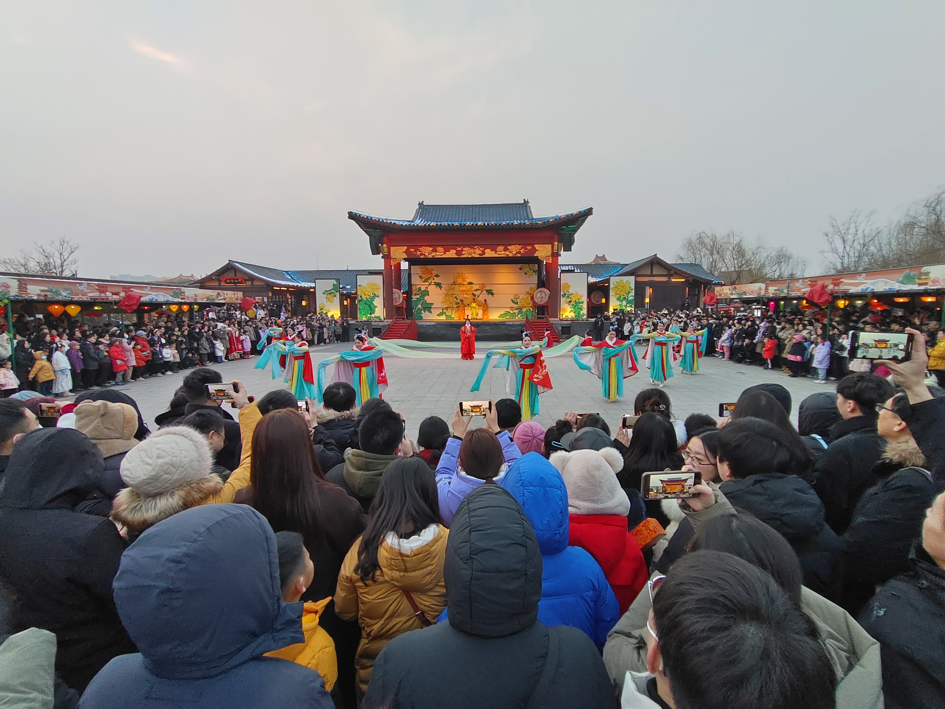 近日，开封各大景区装扮一新，春节氛围浓厚，吸引了大批游客前来游玩。全媒体记者 李浩 摄