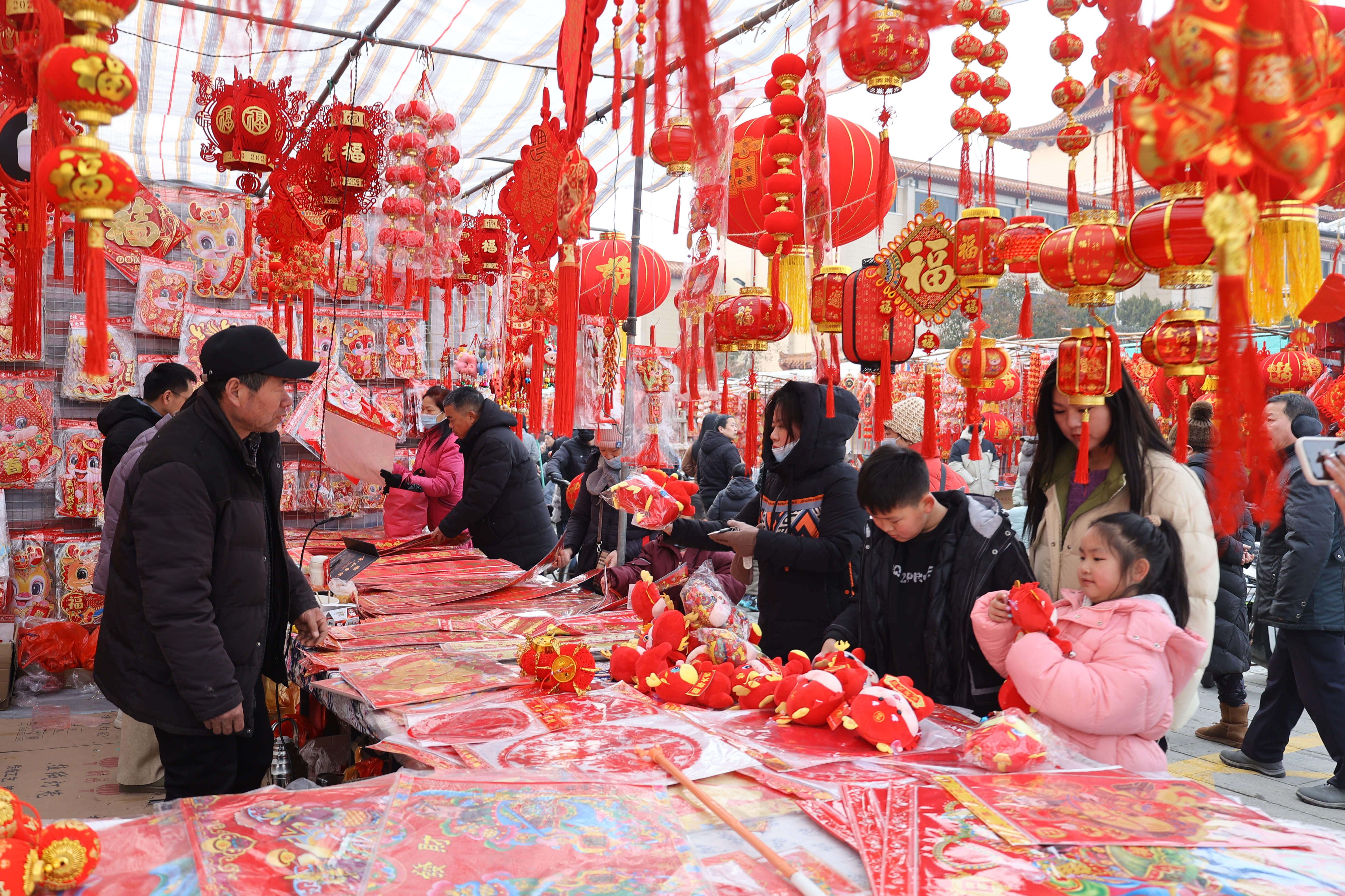 2月8日，市民在包公湖大市场购买春联、挂饰，喜迎新春佳节。全媒体记者 袁洋 摄