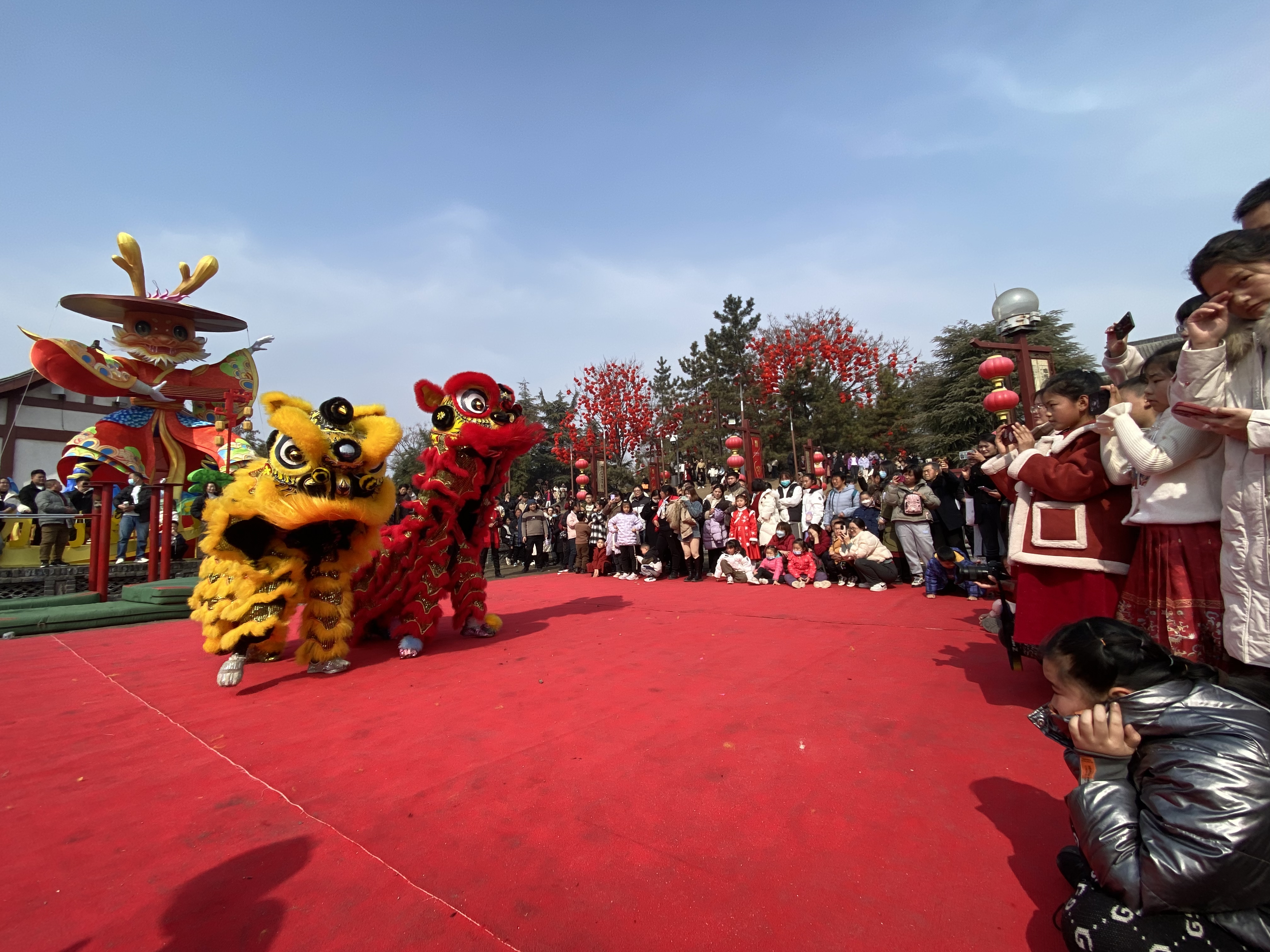 春节期间，我市各个景区迎来大量游客，精彩的节目，让游客们度过了一个快乐的春节假期。全媒体记者 袁洋 摄