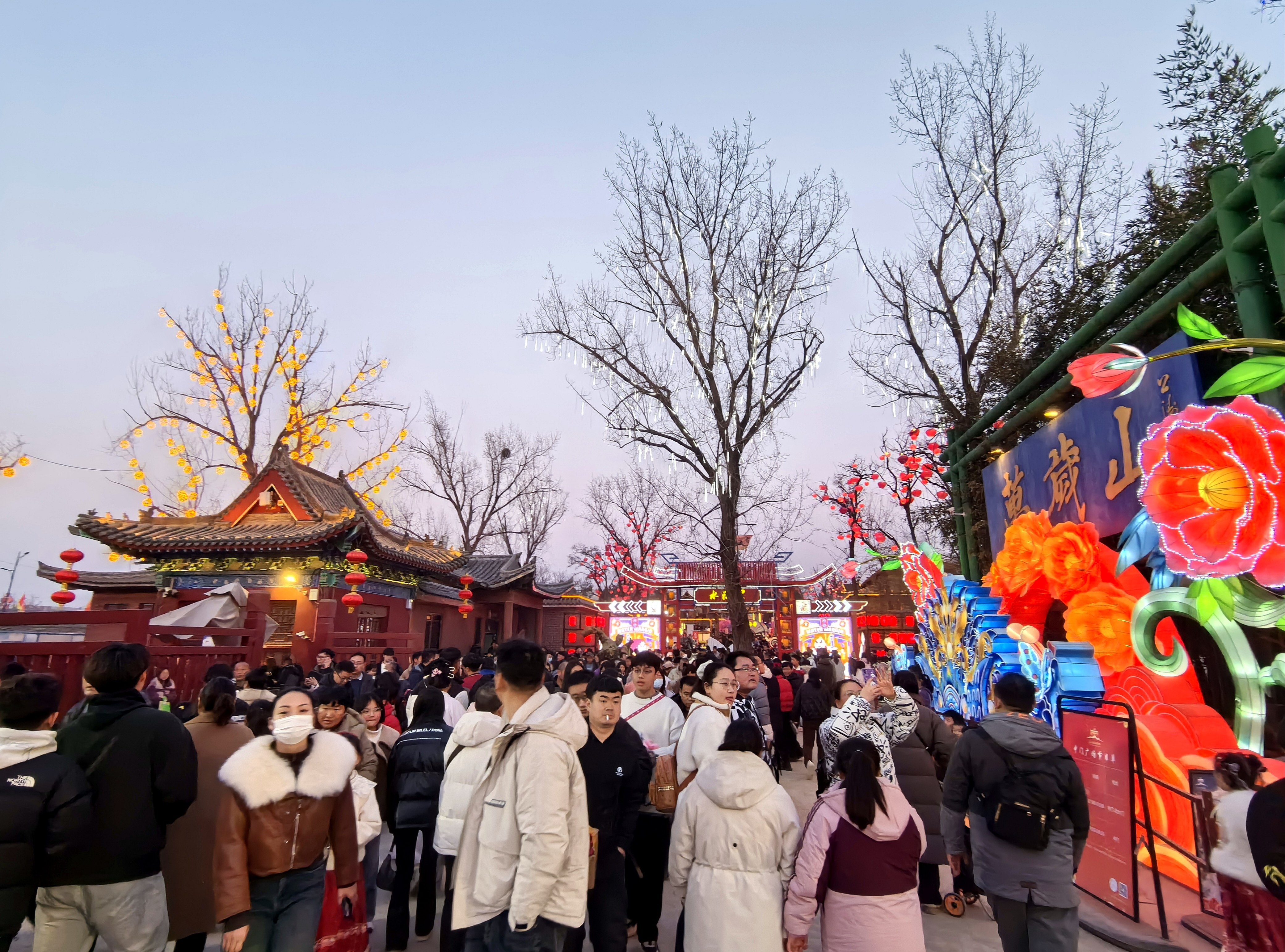 春节期间，我市各个景区迎来大量游客，精彩的节目，让游客们度过了一个快乐的春节假期。全媒体记者 袁洋 摄