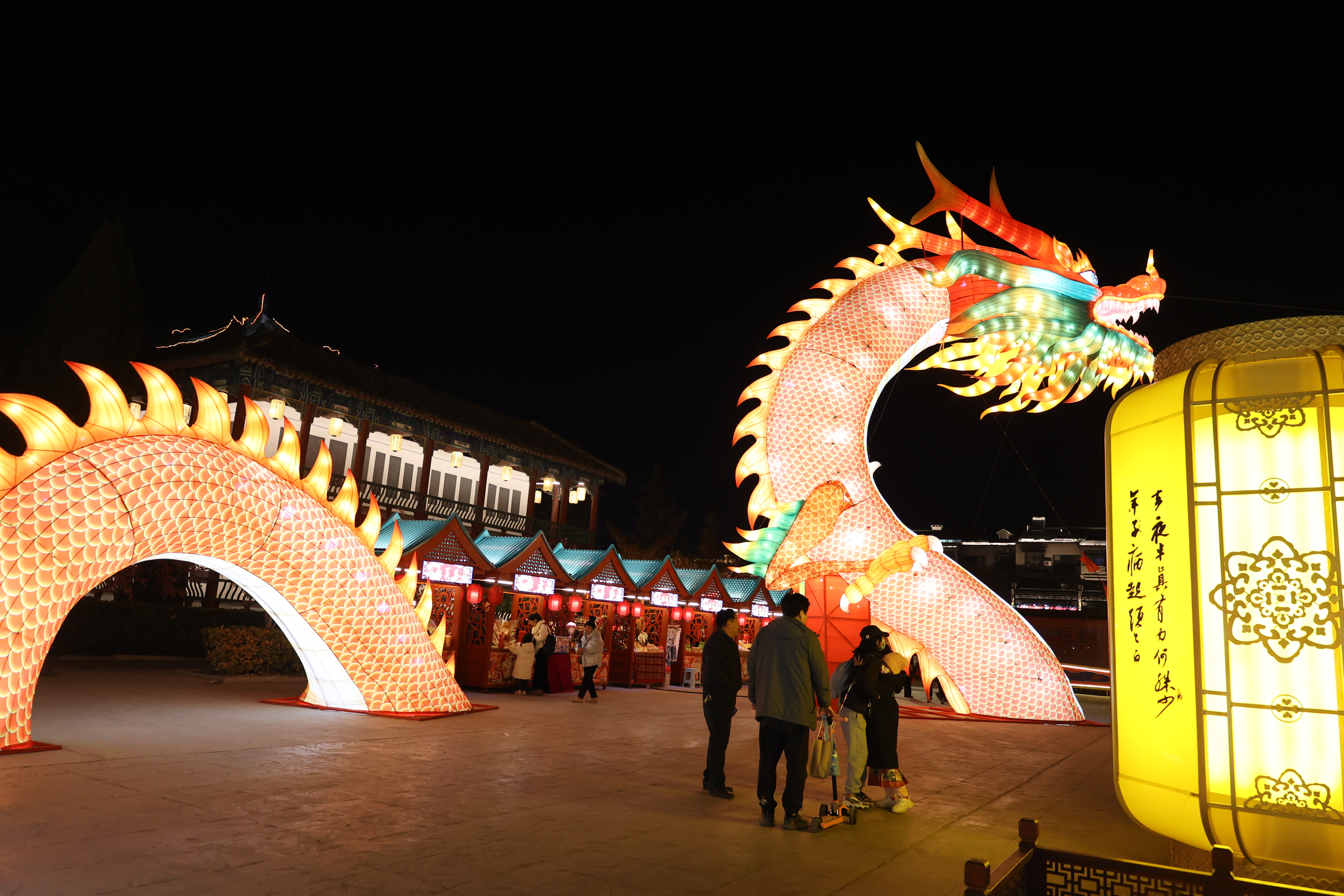 2月16日，我市景区内流光溢彩，喜庆的节日氛围吸引不少游客前来赏花灯，乐享假期好时光。全媒体记者 石斐 摄