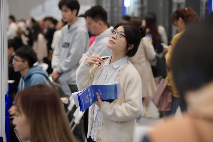  2023年11月22日，2023年粵港澳大灣區人才專場招聘會暨第27屆全國高校畢業生秋季就業雙選會在深圳國際會展中心舉辦。