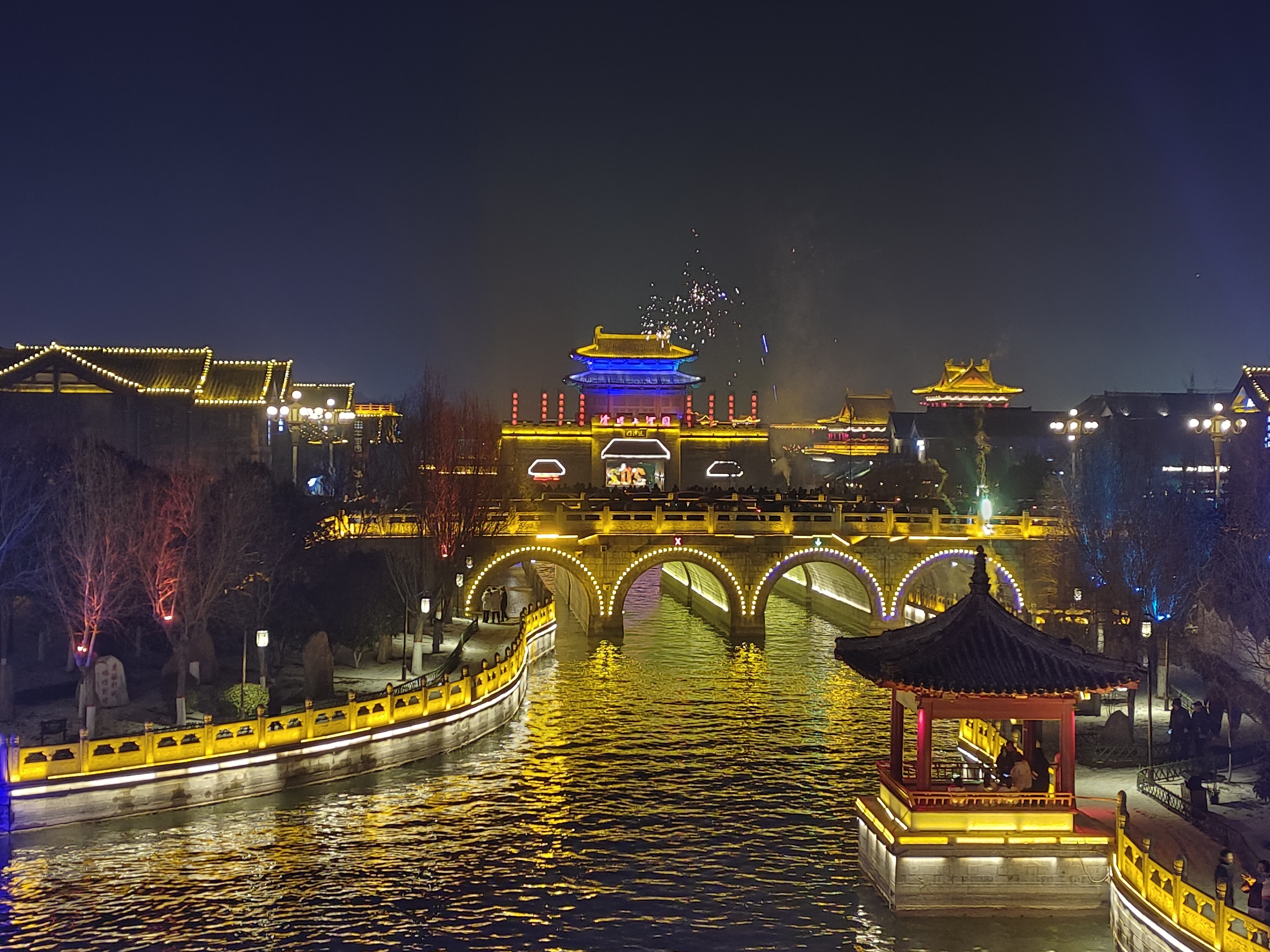 2月24日元宵夜，大宋御河灯火辉煌，流光溢彩，吸引游客前往欣赏。全媒体记者 李浩 摄