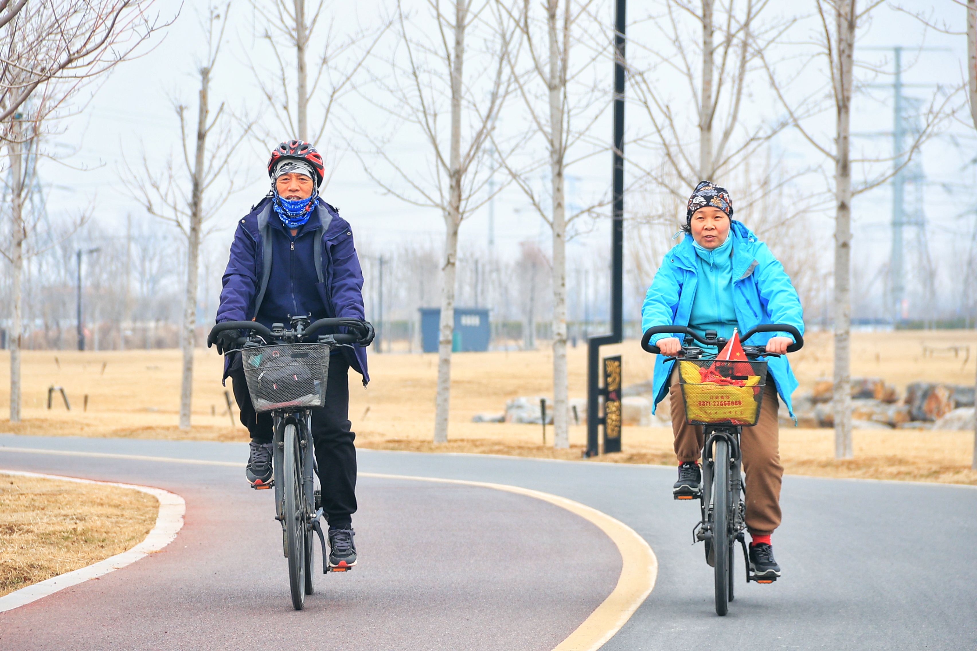 2月29日，尽管春寒料峭，仍有许多市民来到户外骑行、运动，享受明媚春光。全媒体记者 李浩 摄