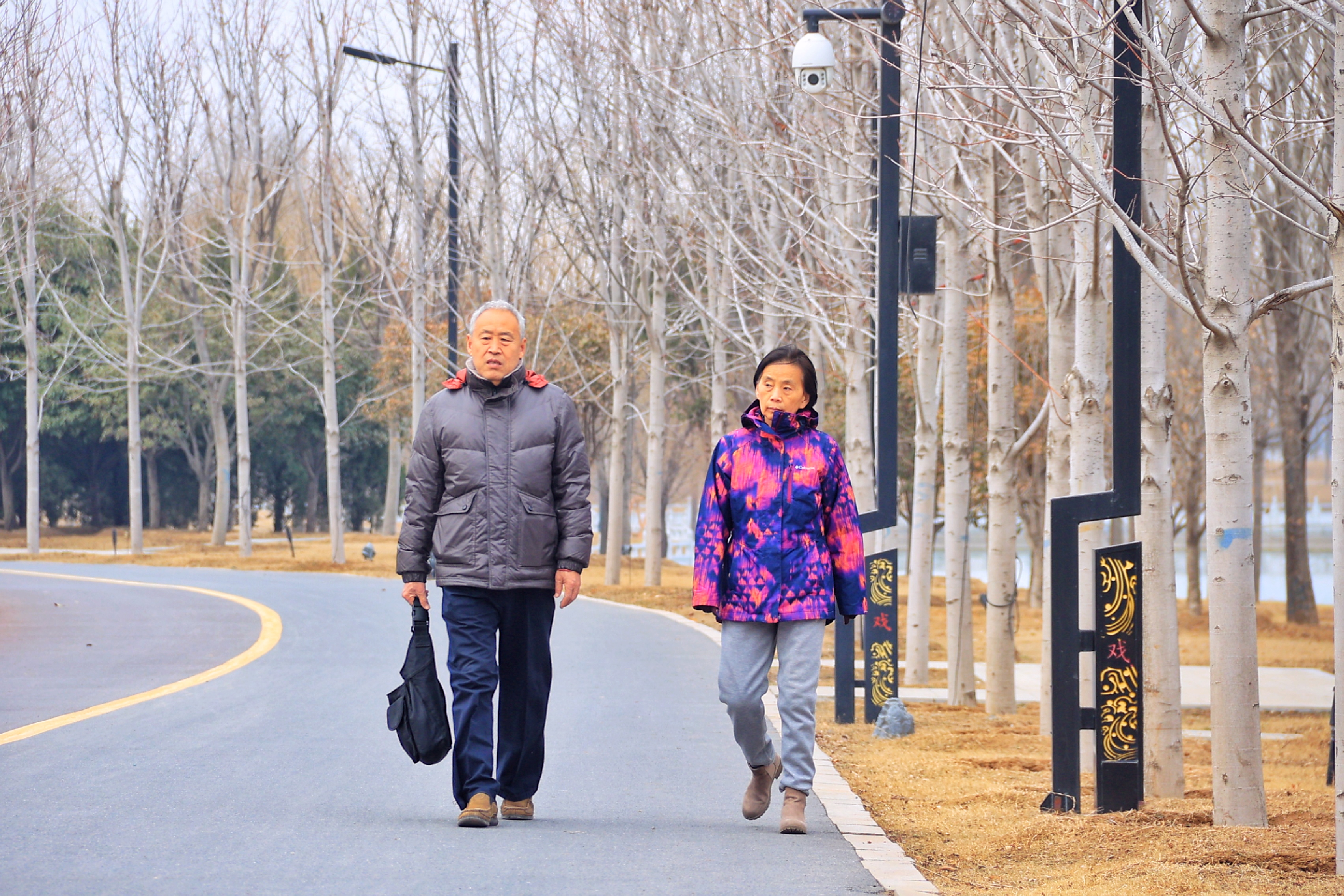 2月29日，尽管春寒料峭，仍有许多市民来到户外骑行、运动，享受明媚春光。全媒体记者 李浩 摄