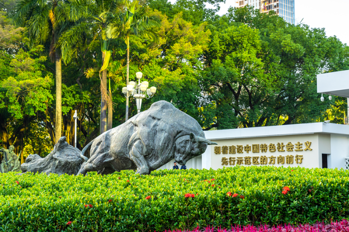深圳市委大院門口的開荒牛雕塑地標。