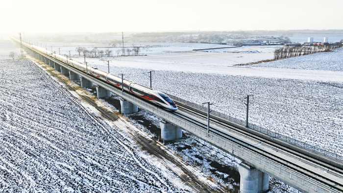 2023年1月15日，復興號家族中最“抗凍”、最智能的成員——復興號高寒智能動車在東北大地上飛馳而過。