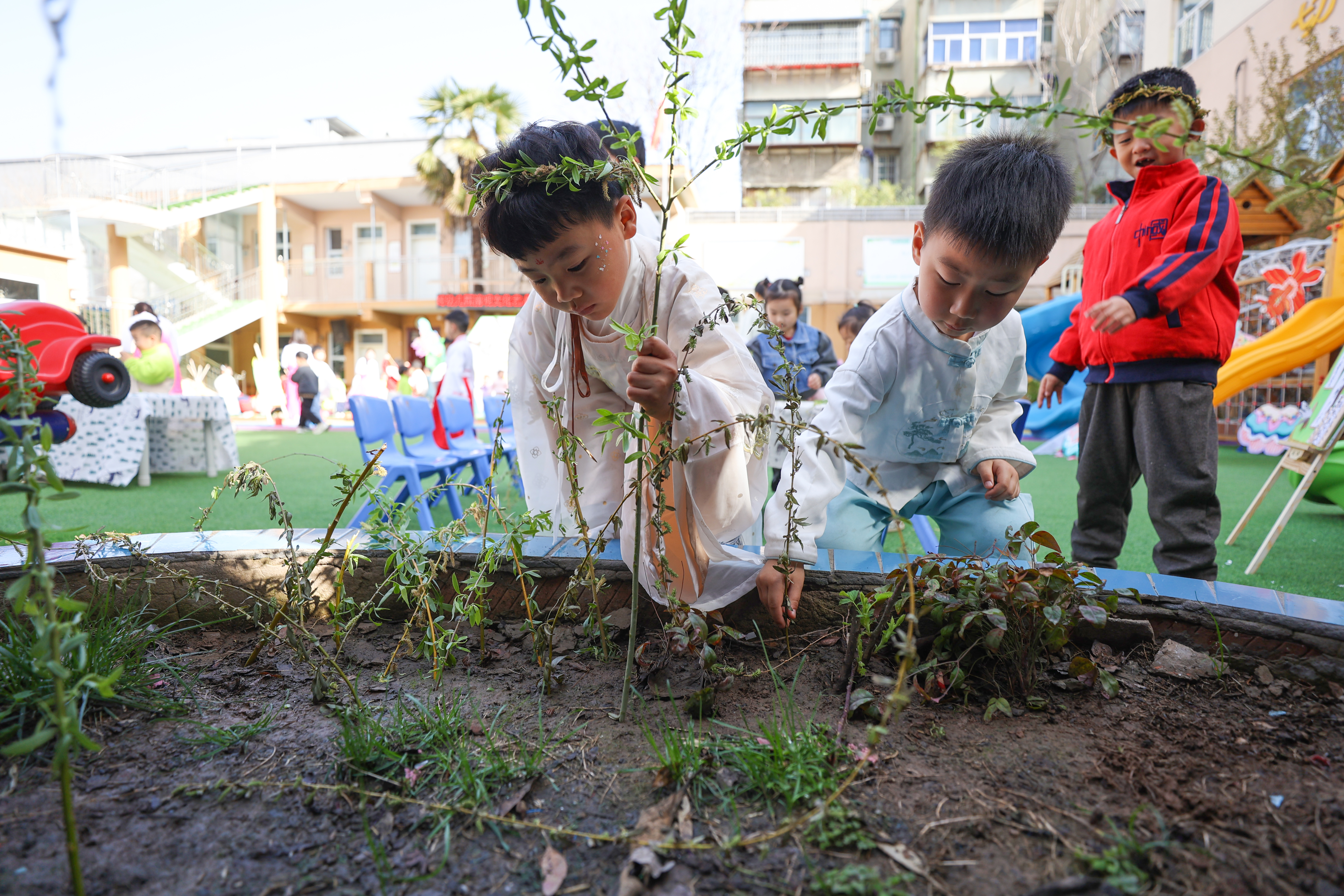 为让幼儿感受清明文化魅力，了解更多民俗活动，3月29日，西小阁幼儿园结合幼儿年龄特点，开展丰富多彩的活动，画风筝、做青团、插柳枝……让优秀传统文化沁润童心。全媒体记者 石斐 摄