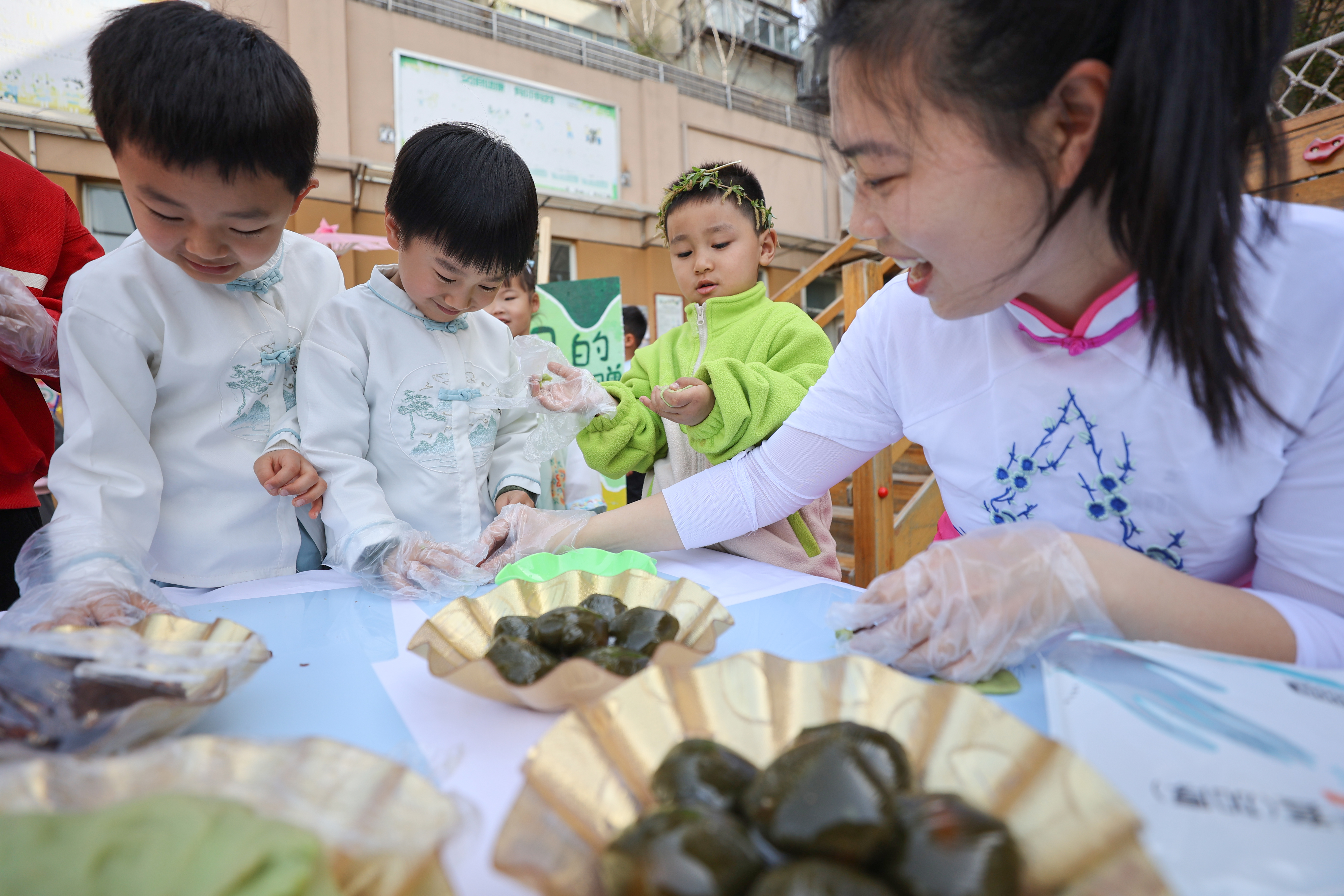 为让幼儿感受清明文化魅力，了解更多民俗活动，3月29日，西小阁幼儿园结合幼儿年龄特点，开展丰富多彩的活动，画风筝、做青团、插柳枝……让优秀传统文化沁润童心。全媒体记者 石斐 摄