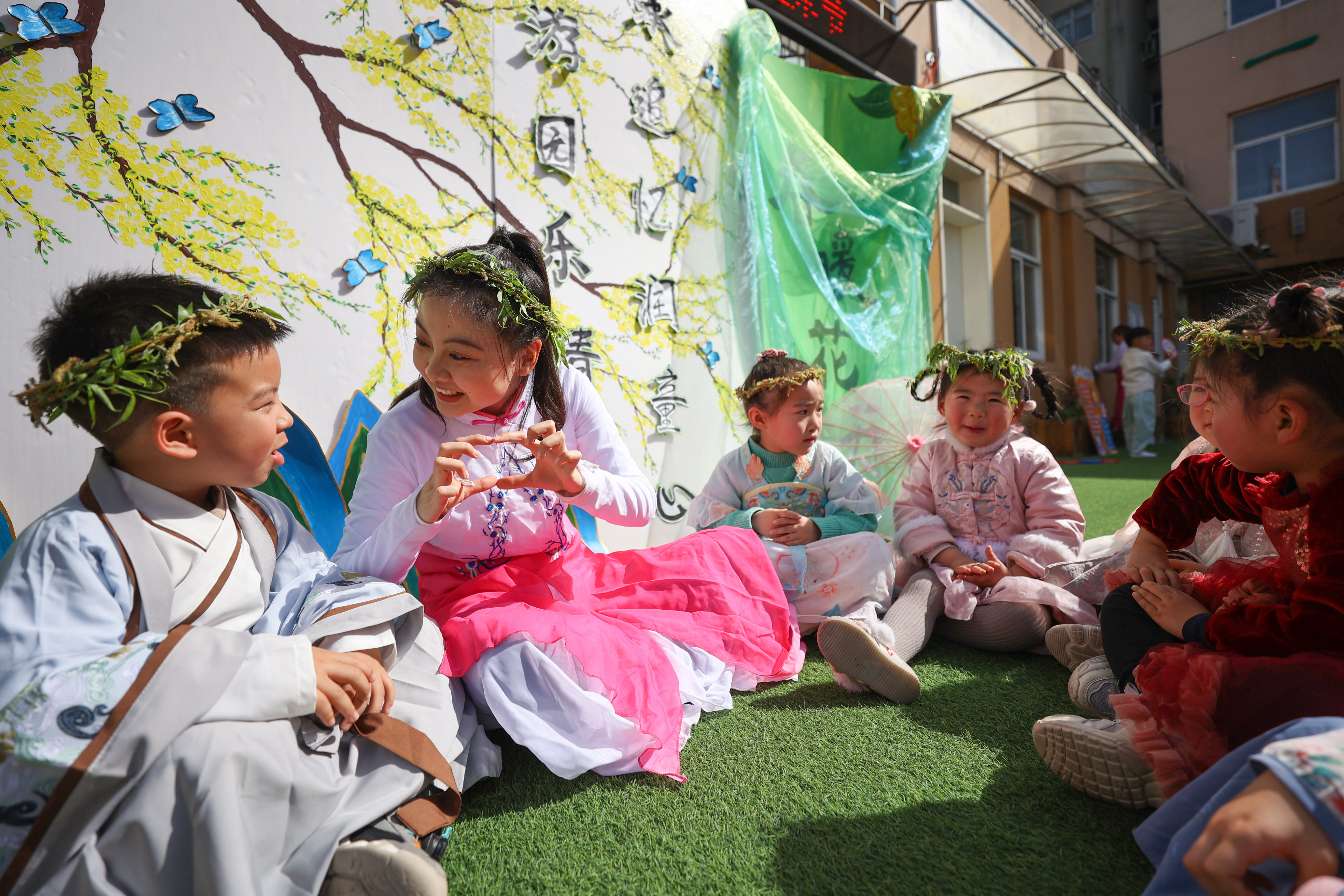 为让幼儿感受清明文化魅力，了解更多民俗活动，3月29日，西小阁幼儿园结合幼儿年龄特点，开展丰富多彩的活动，画风筝、做青团、插柳枝……让优秀传统文化沁润童心。全媒体记者 石斐 摄