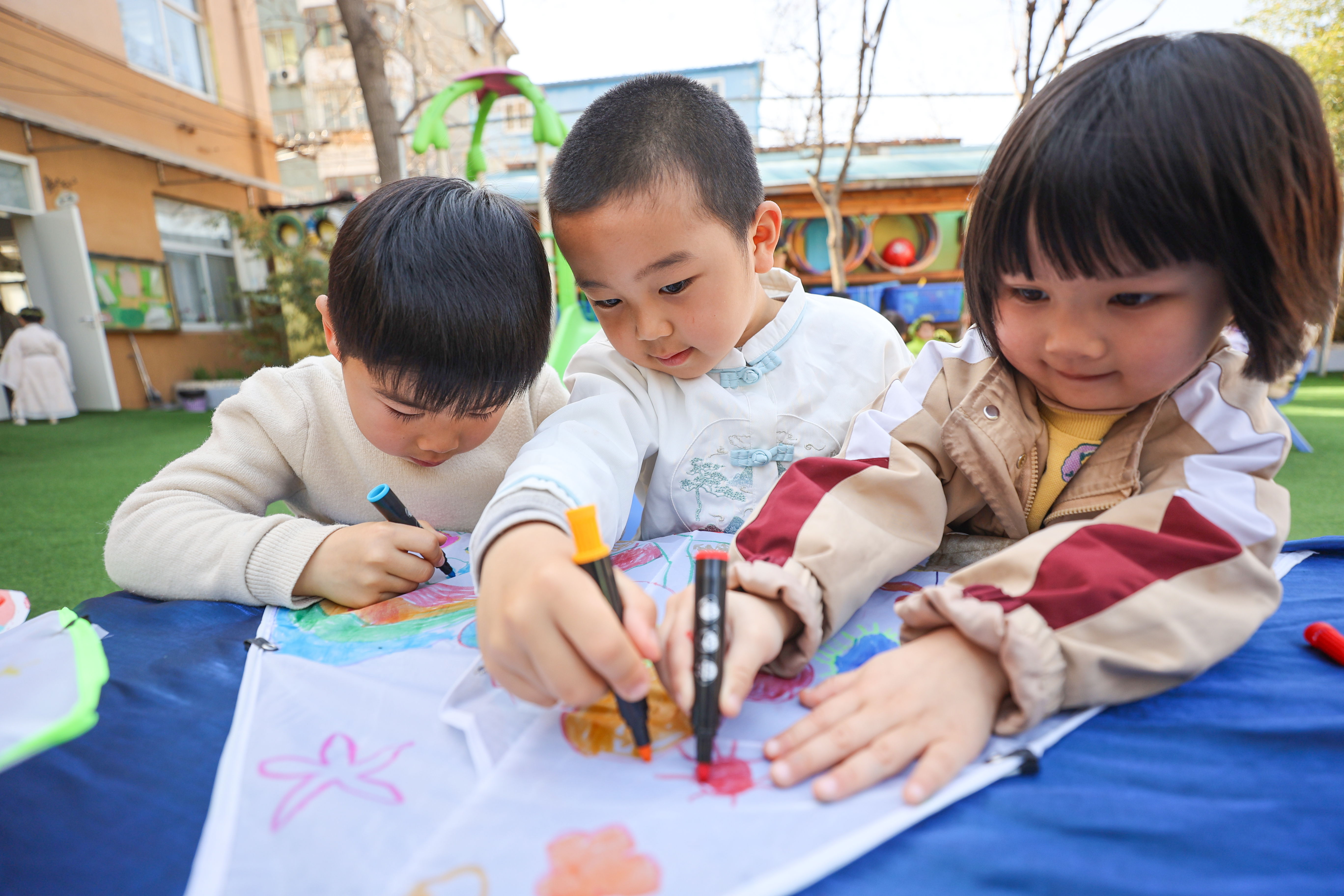 为让幼儿感受清明文化魅力，了解更多民俗活动，3月29日，西小阁幼儿园结合幼儿年龄特点，开展丰富多彩的活动，画风筝、做青团、插柳枝……让优秀传统文化沁润童心。全媒体记者 石斐 摄