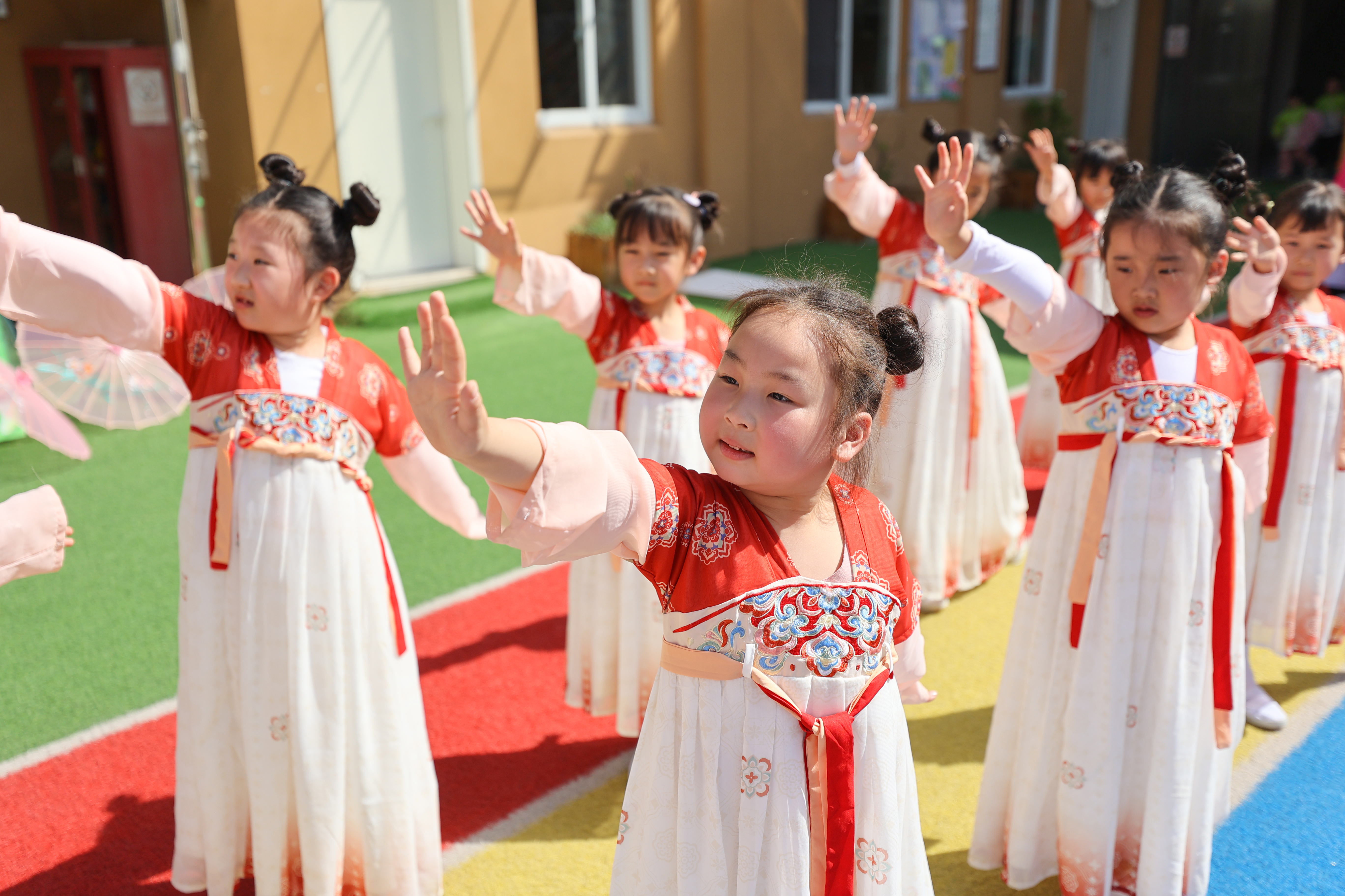 为让幼儿感受清明文化魅力，了解更多民俗活动，3月29日，西小阁幼儿园结合幼儿年龄特点，开展丰富多彩的活动，画风筝、做青团、插柳枝……让优秀传统文化沁润童心。全媒体记者 石斐 摄